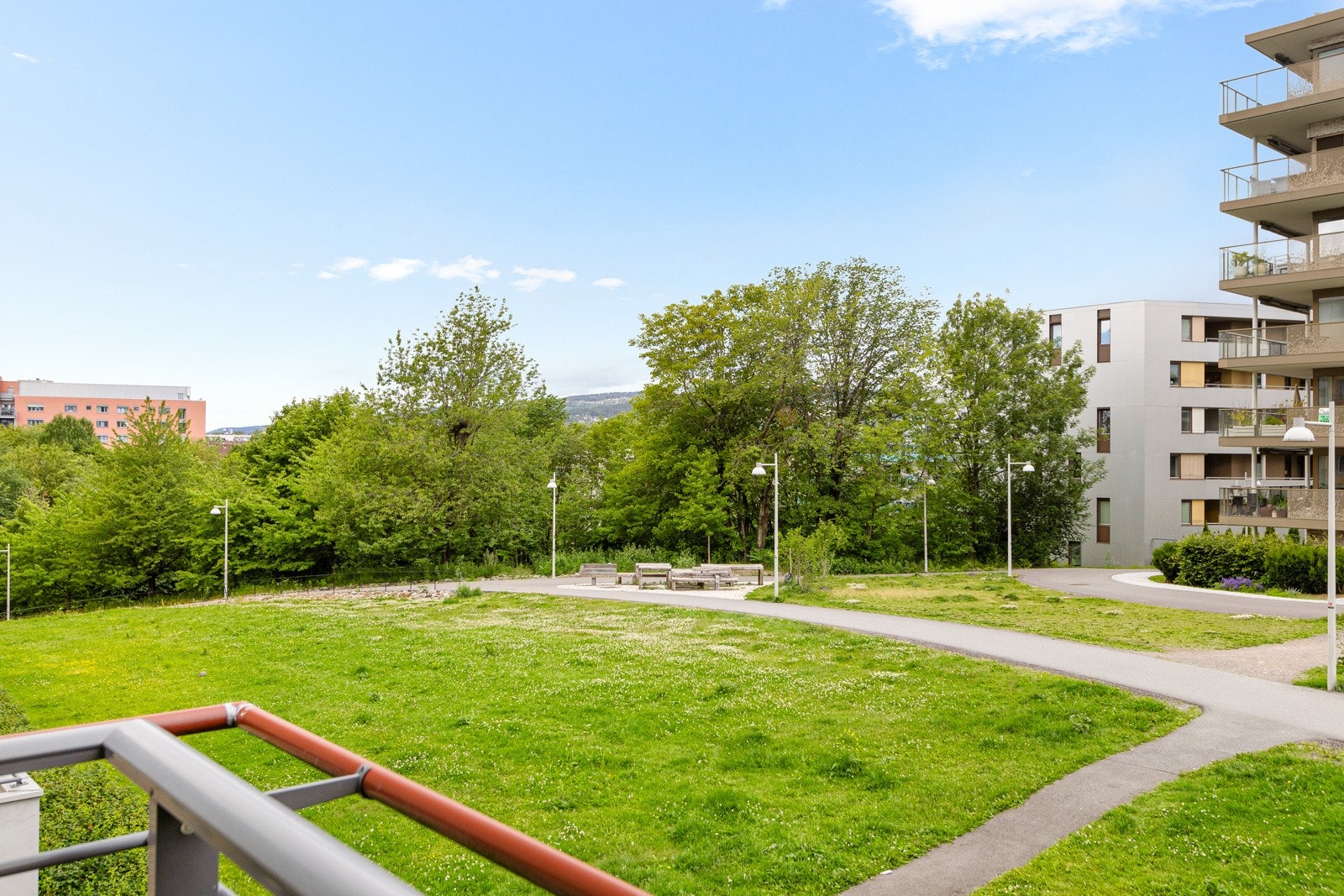Fra balkongen har man utsikt over en grønn park og Holmenkollen. Galleribilde
