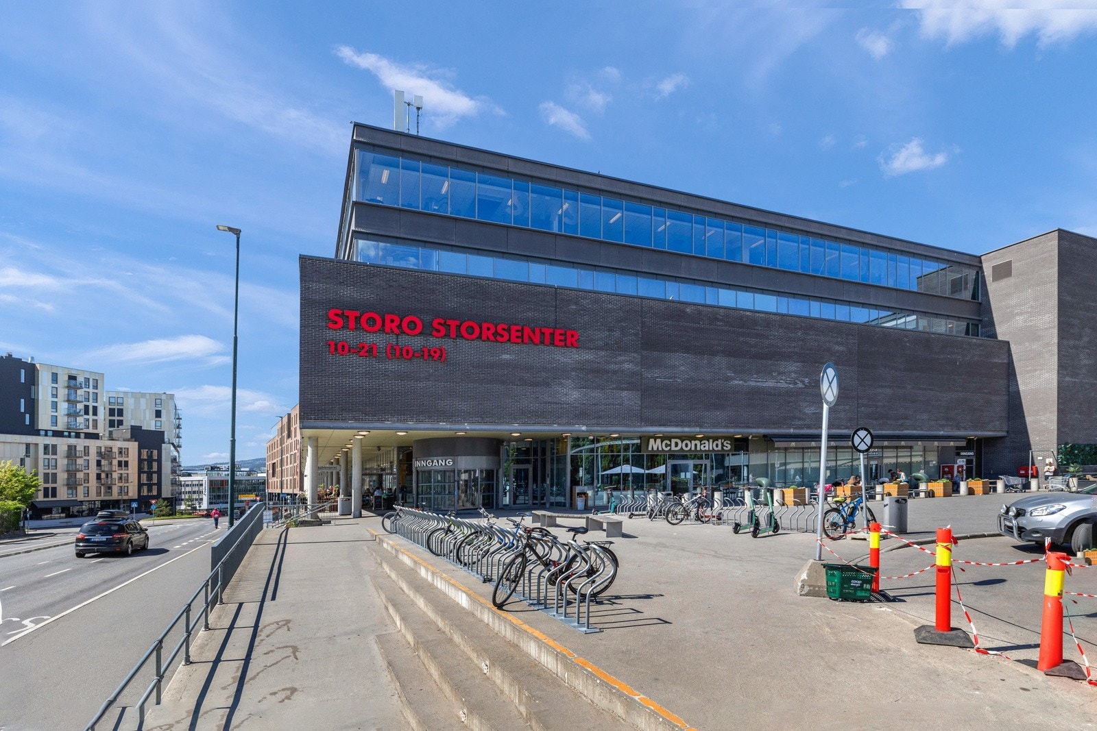 Ikke mange minutter unna leiligheten finner man også Storo Storsenter, et av Norges største kjøpesentre med 130 butikker, spisesteder og tjenester. Galleribilde