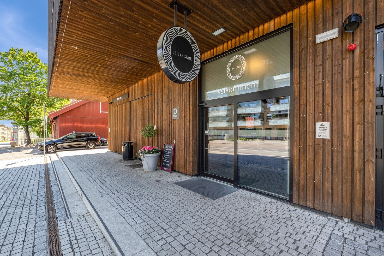 Lillo gård med butikker, resturant og apotek. Galleribilde