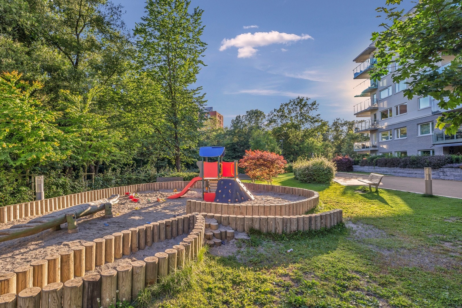 Det er rikelig med populære lekeplasser og herlige akebakker i nærområdet Galleribilde