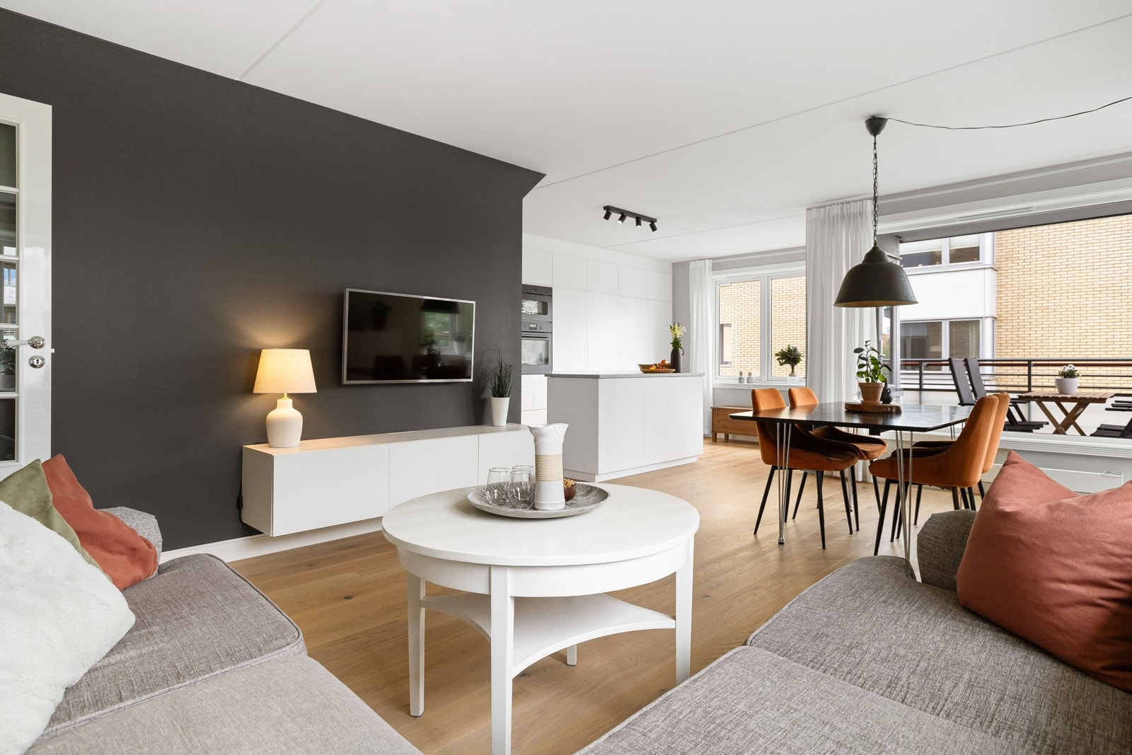 Leiligheten har nydelig en-stavs eikeparkett fra 2020, og samme år ble overflatene malt i moderne fargevalg. Galleribilde