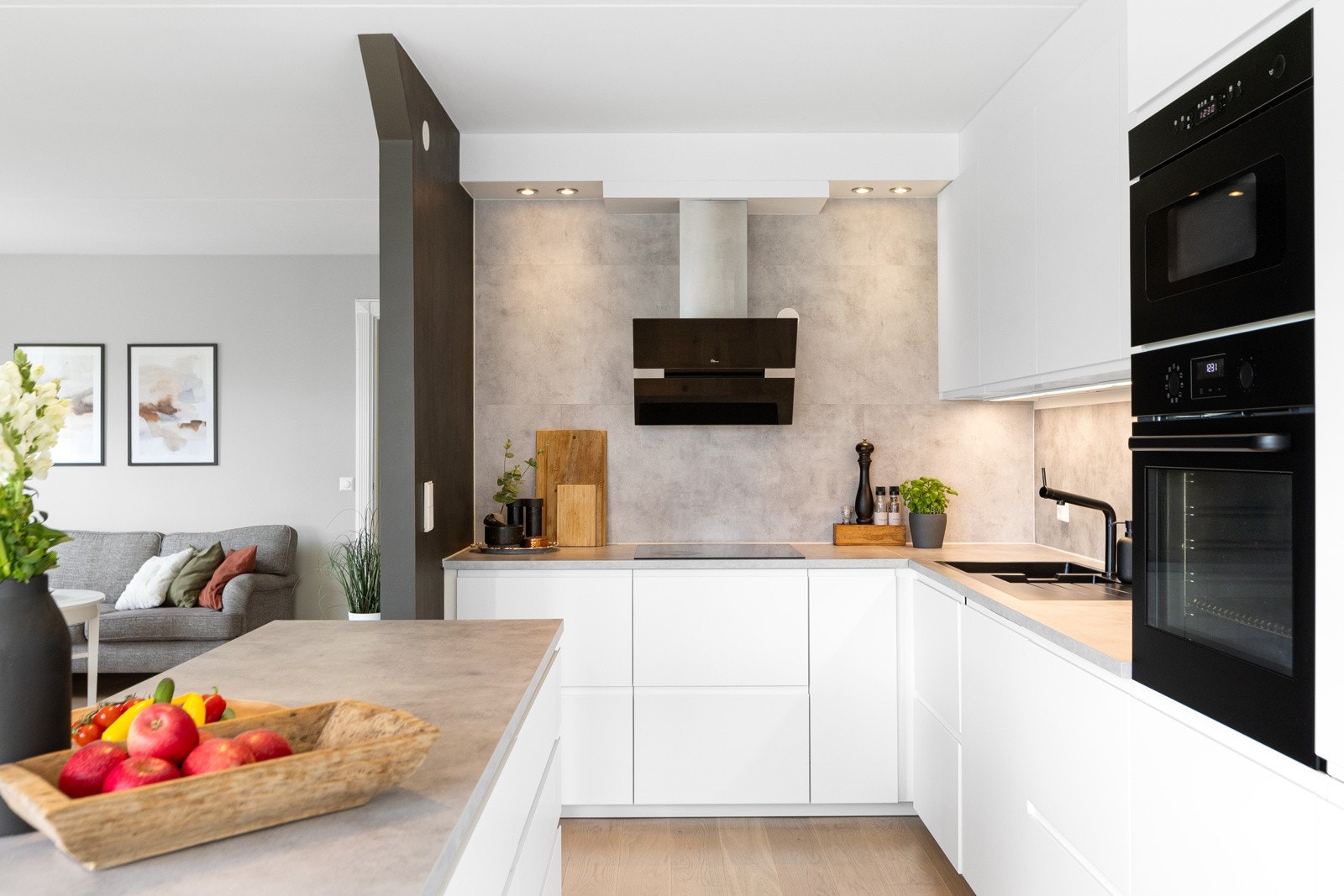 På kjøkkenet er det integrerte hvitevarer, downlights i taket over kokesonen og dimbar belysning under overskapene og i taket ovenfor kjøkkenøy. Galleribilde