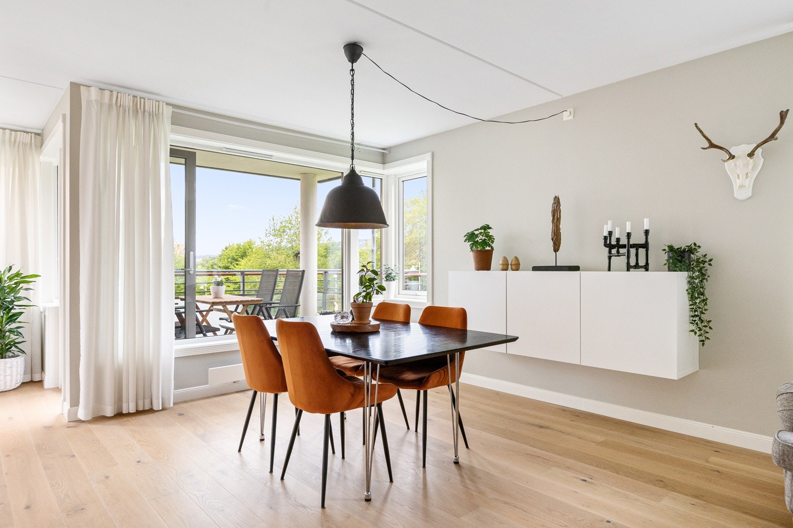 Lys og luftig stue med store vindusflater som slipper inn rikelig med naturlig lys. Galleribilde