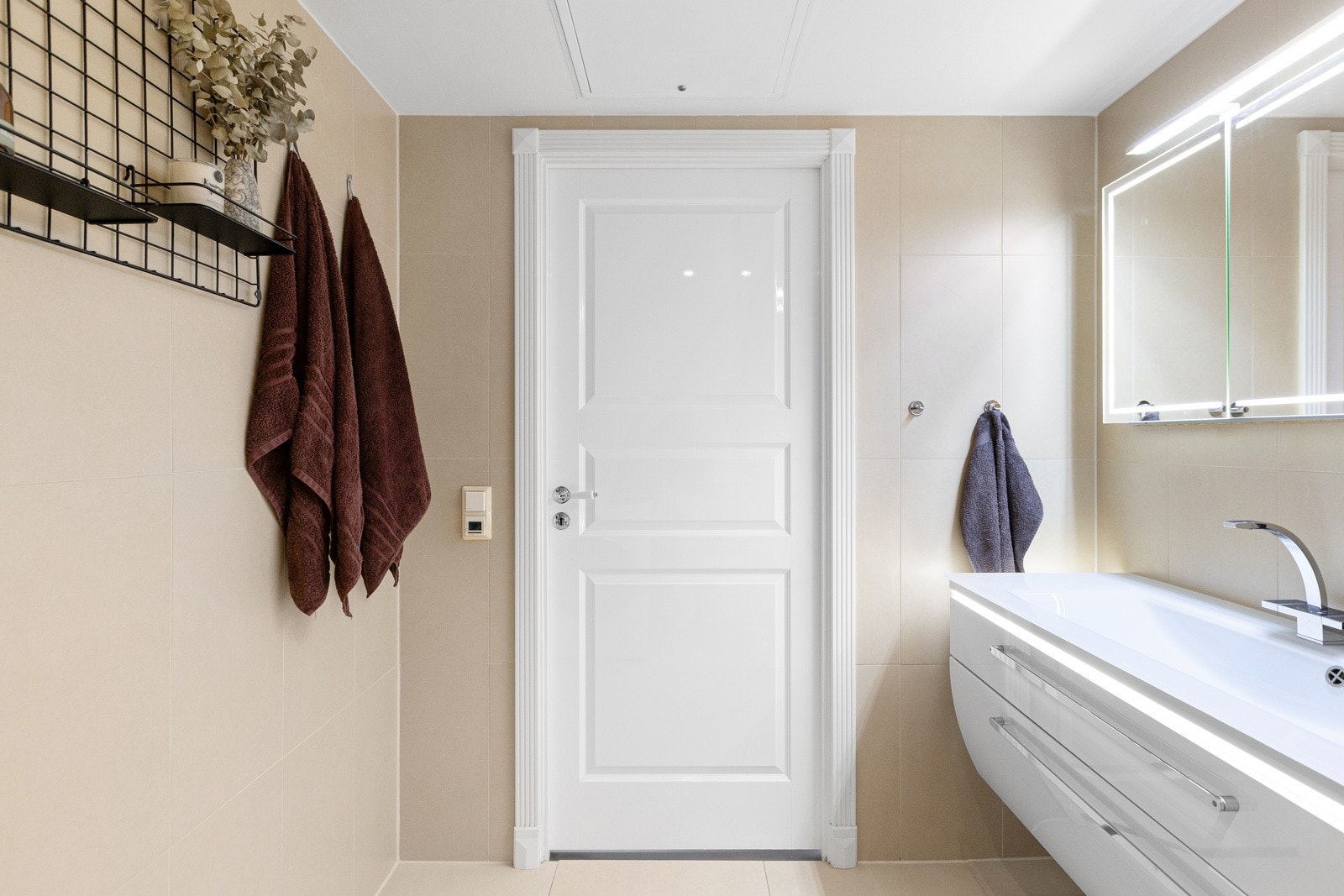 På badet er det varmekabler i gulvet og downlights i himlingen. Galleribilde