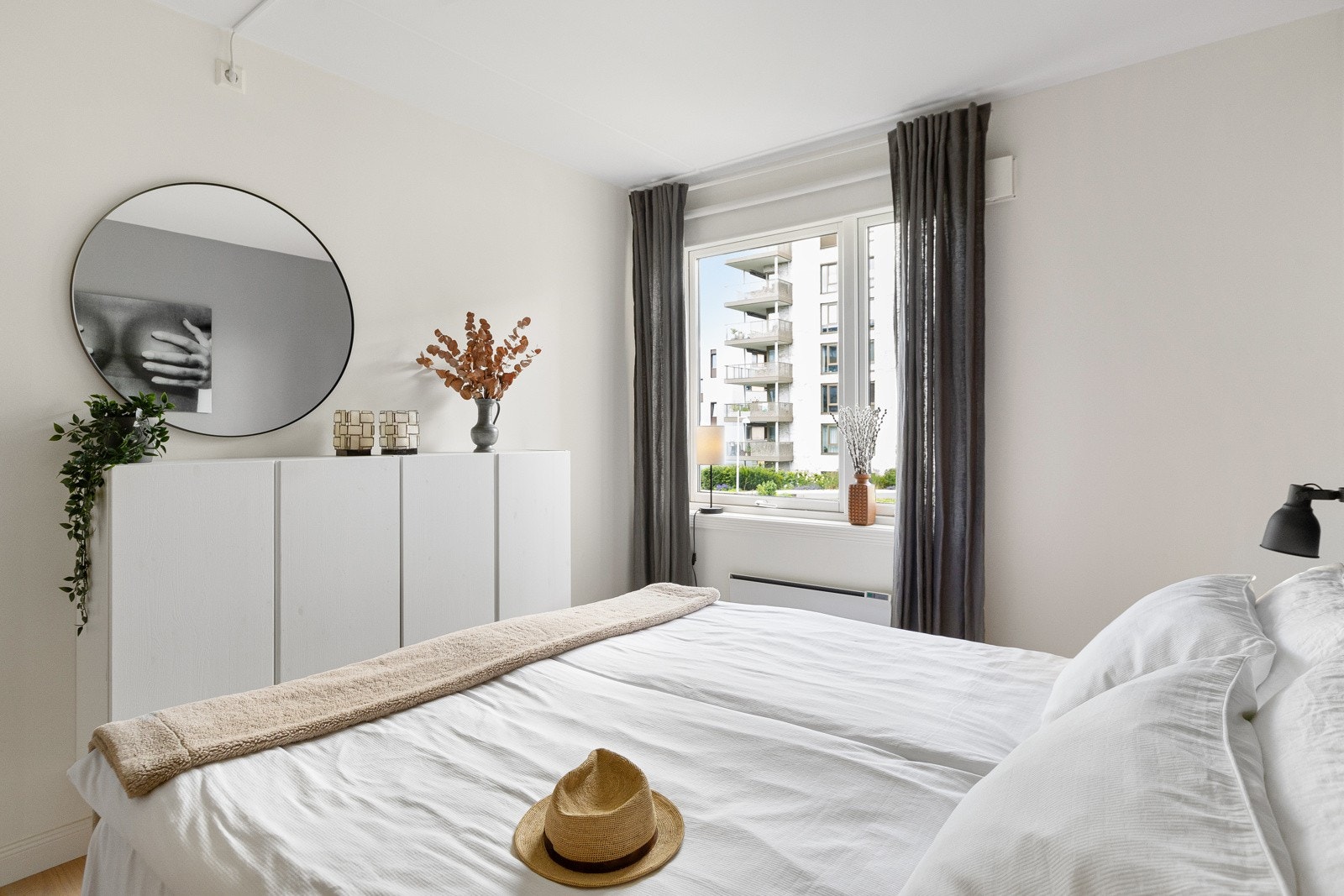 Soverommet har store vindusflater, og på vinduet er det montert rullegardin. Galleribilde