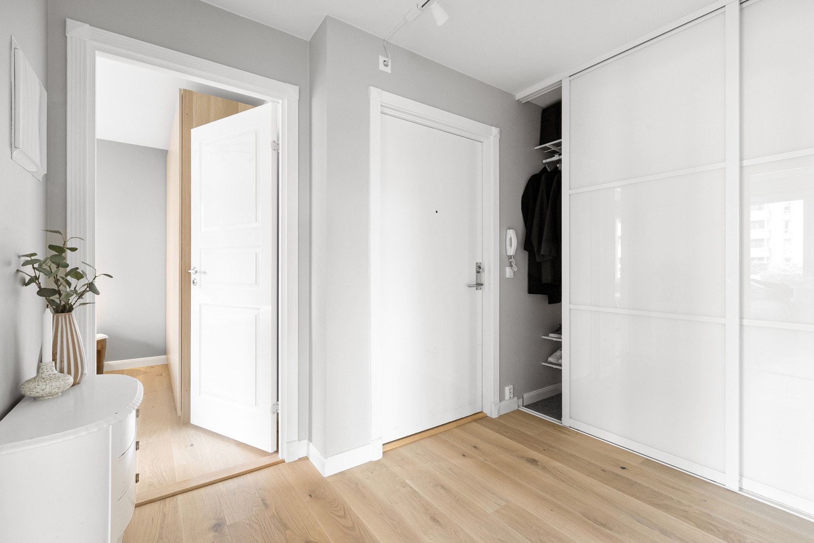 Leiligheten ligger i byggets tredje etasje med heisadkomst fra parkeringskjeller og sykkel- og smørebod. Galleribilde