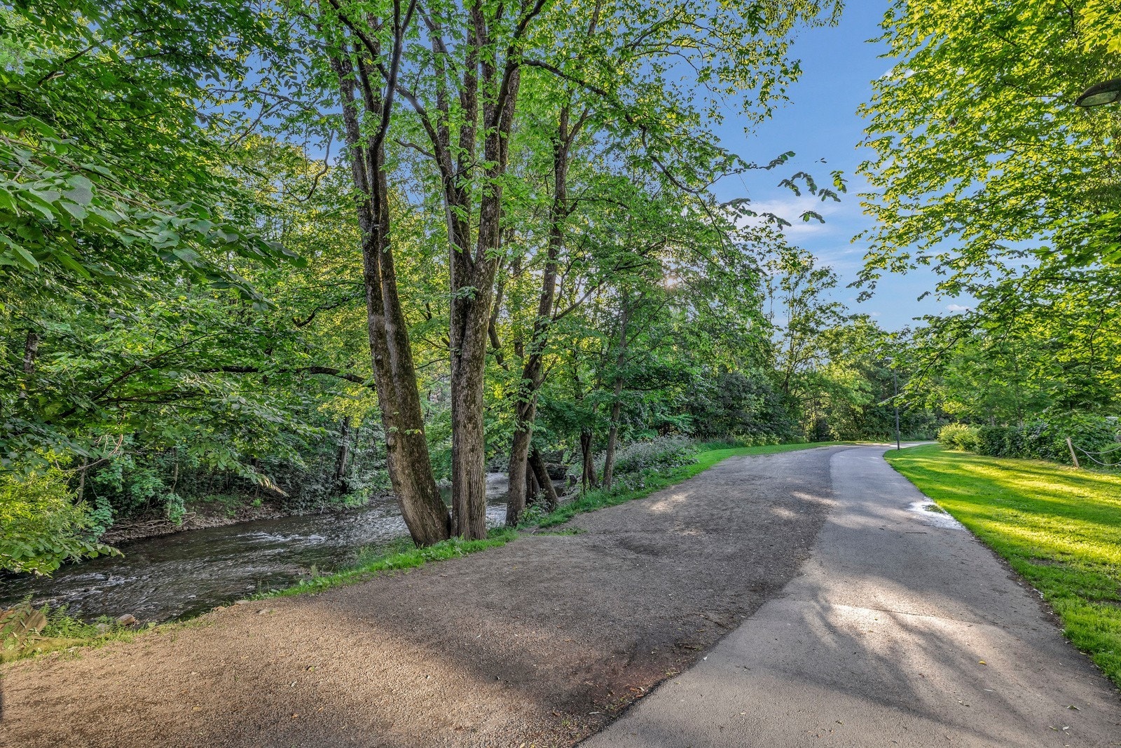 Akerselva ligger like nedenfor med flott turområder. Galleribilde
