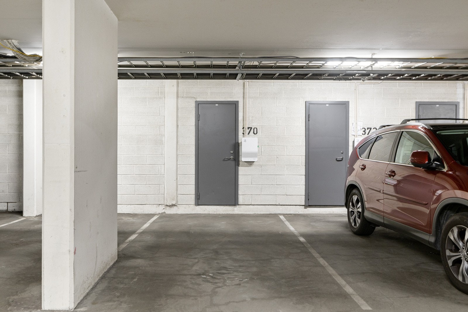 Parkeringsplass og bod rett bak på ca. 8 kvm Galleribilde