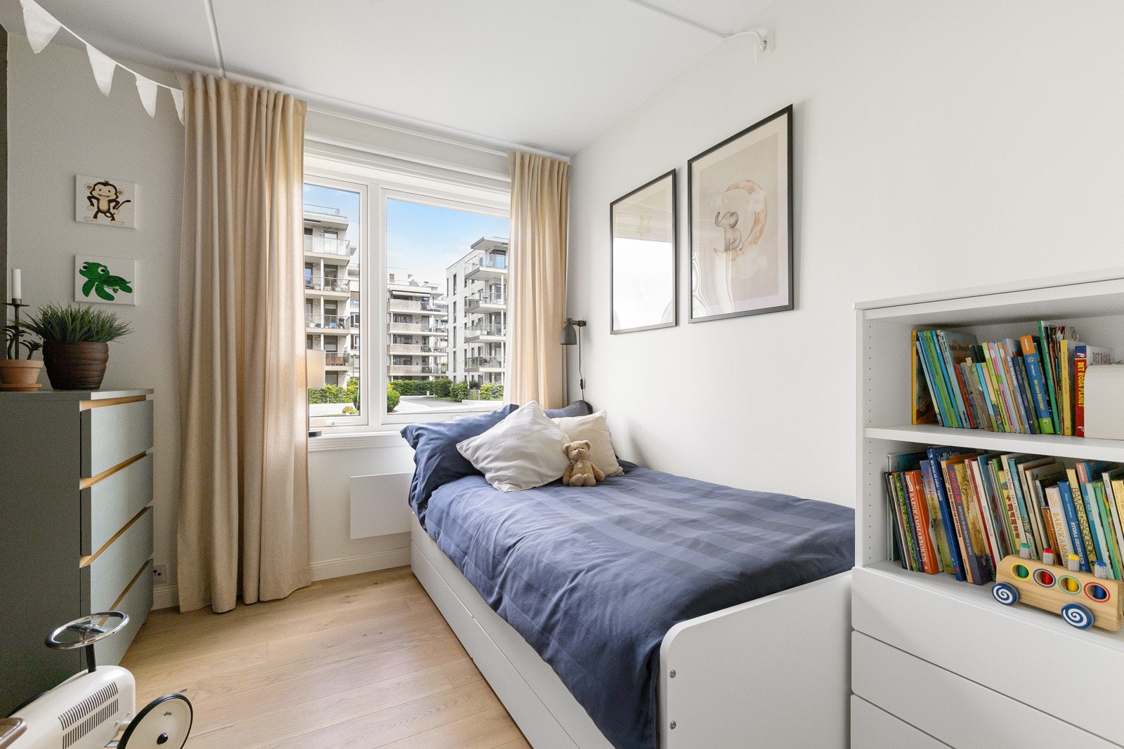 Det andre soverommet har god plass til både seng, nattbord og skrivebord. Rommet har solskjerming i form av rullegardin, og i 2021 ble det installert en ny panelovn på veggen. Galleribilde