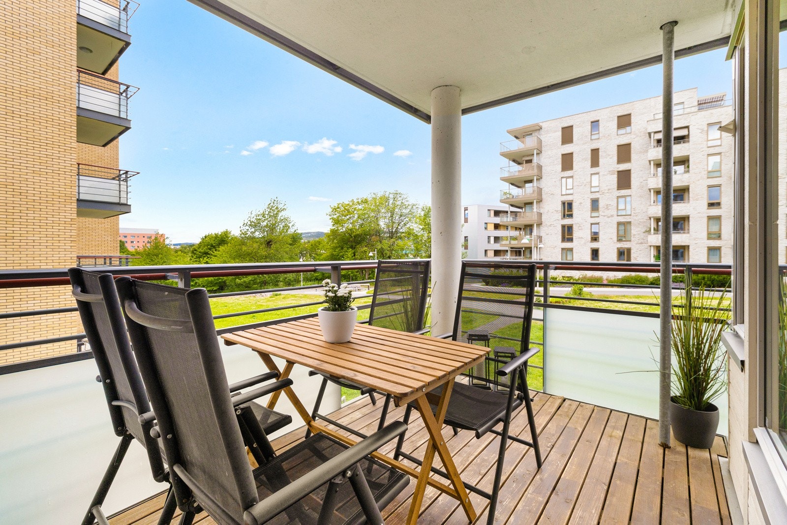 Vestvendt balkong på ca. 7 kvm med beiset tregulv. Galleribilde