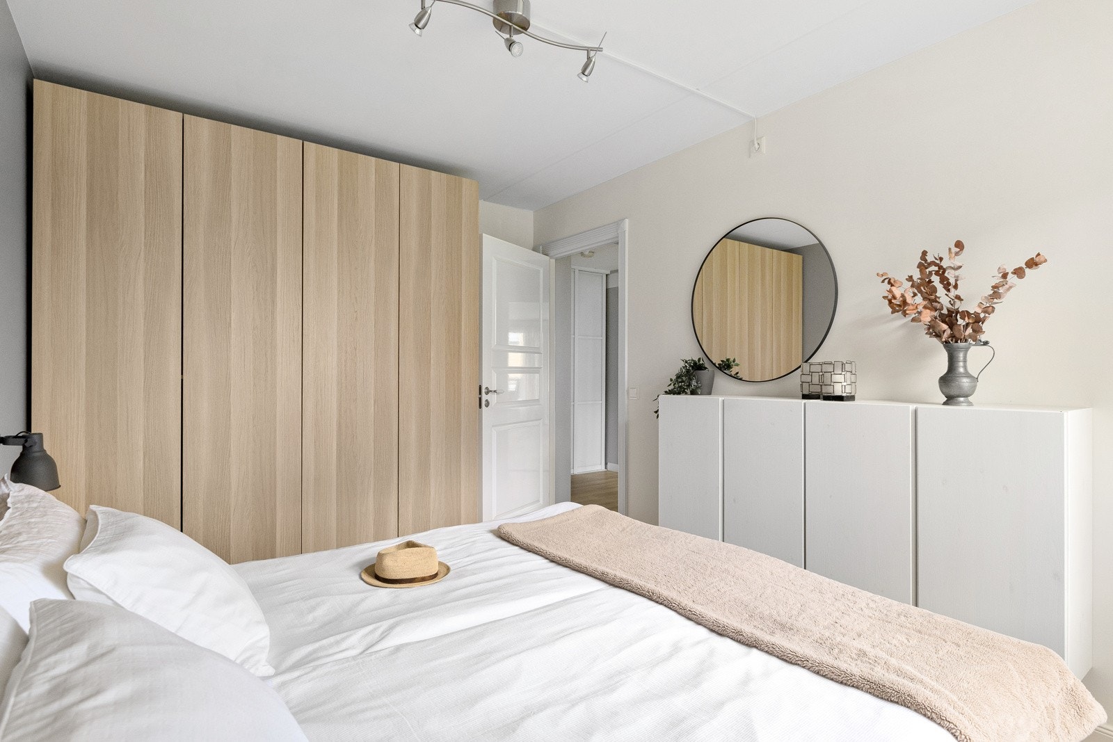 Det er også et garderobeskap som gir rikelig med oppbevaringsplass. Galleribilde