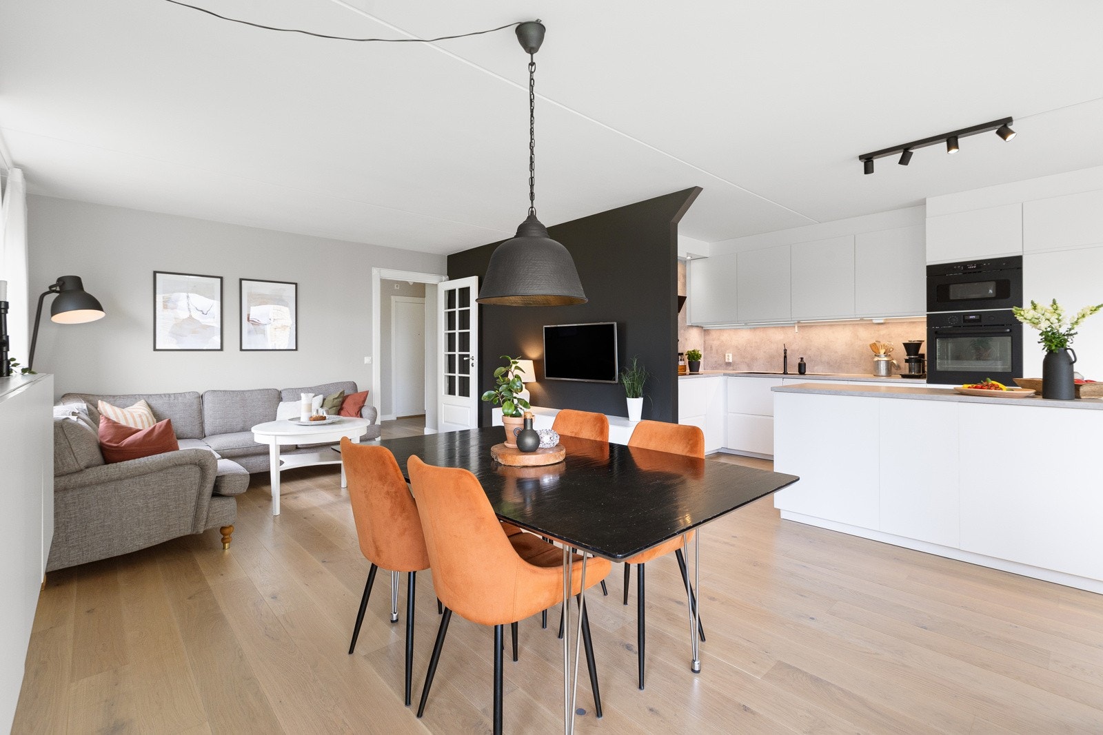 I stuen er det god plass til både sofaseksjon med tilhørende møblement og spisebord. Galleribilde