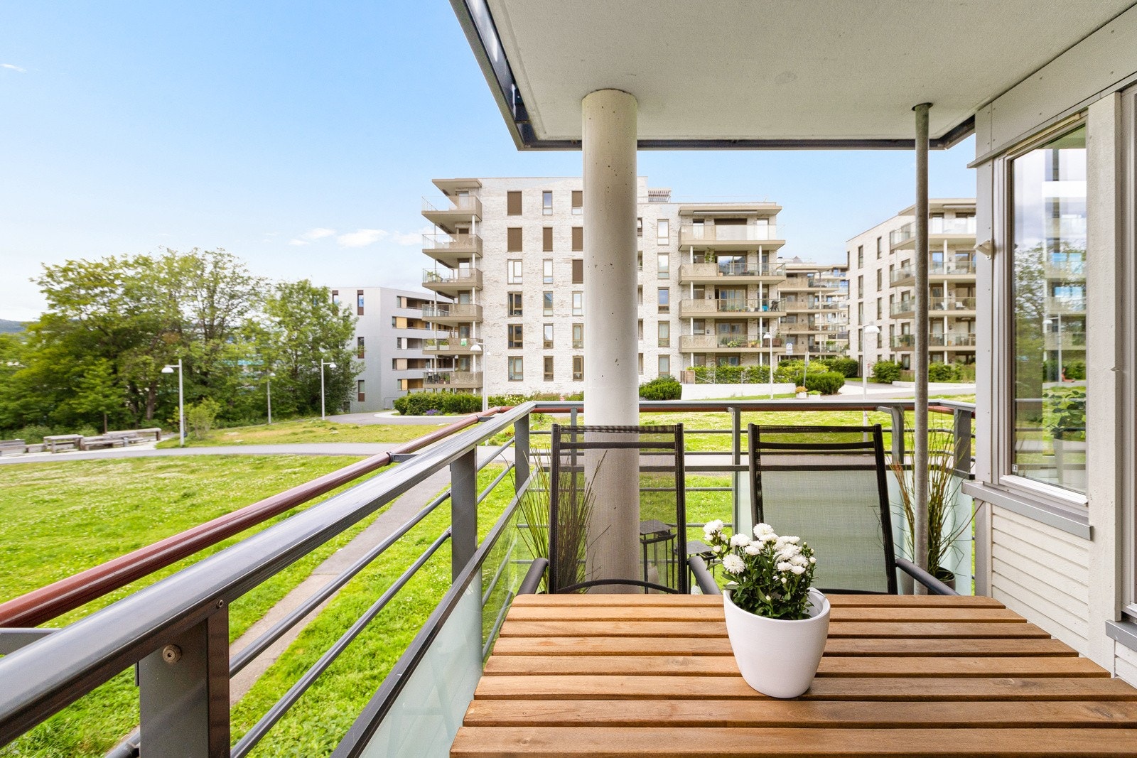 På balkongen er det god plass til grill og utemøblement, og man kan nyte lange sommerdager og -kvelder. Galleribilde