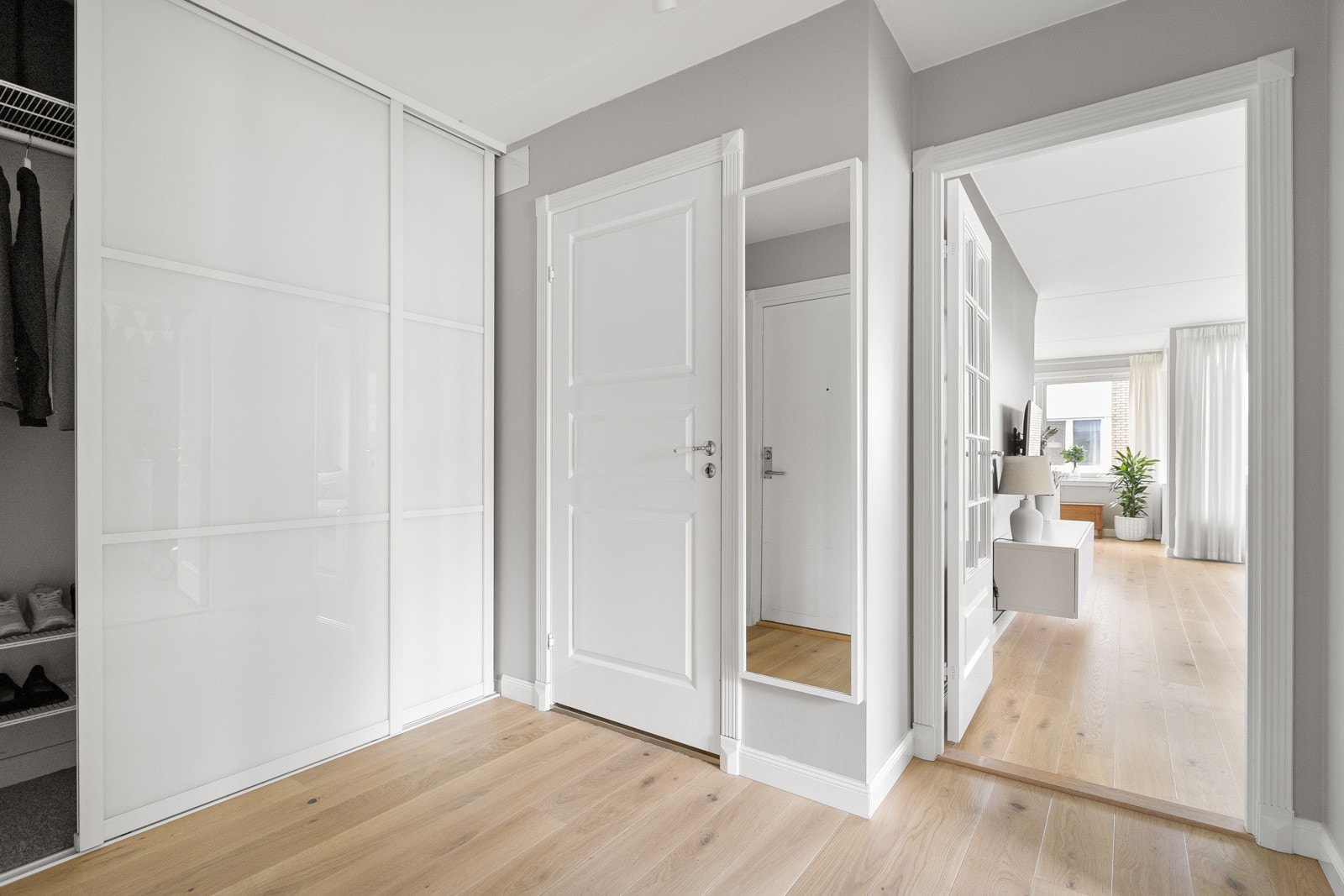 Entréen er romslig og har en praktisk skyvedørsgarderobe fra Elfa, som gir gode oppbevaringsmuligheter. Galleribilde