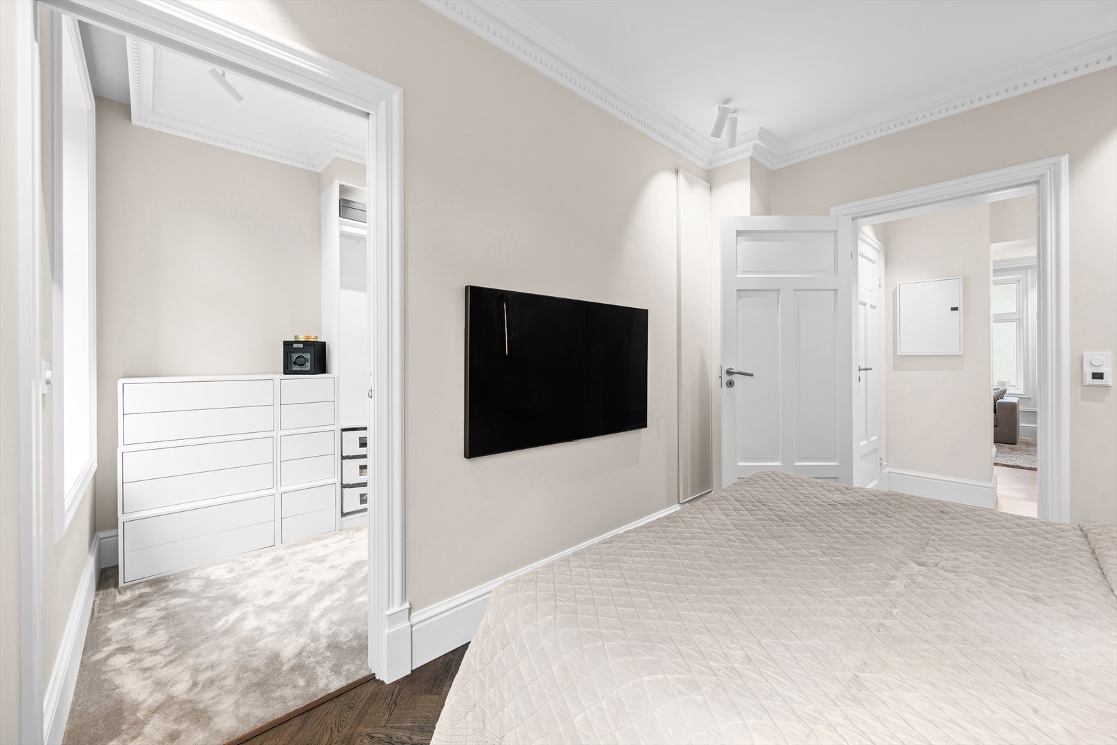 Skjult kabelføring fra TV til møbelsnekret skap integrert i veggen. Soverommet har direkte adkomst til walk-in closet via skyvedør og er til sammen ca. 14 m². Galleribilde