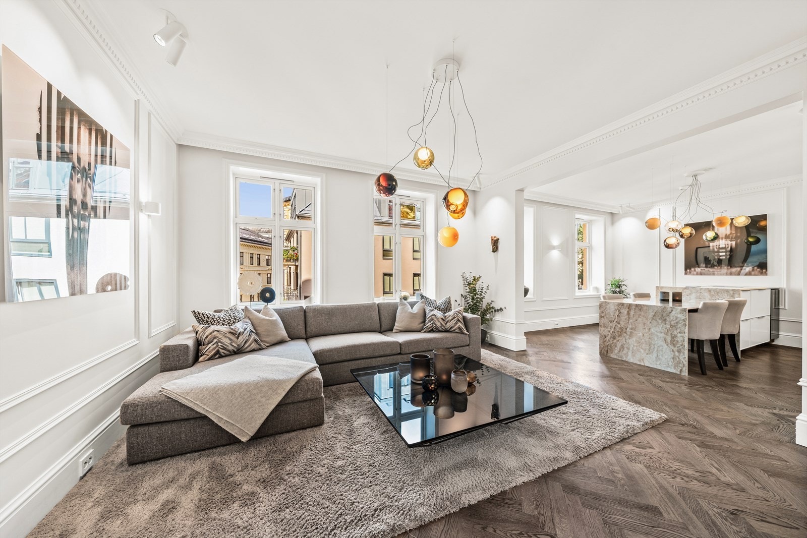 Lys og luftig stue/kjøkken i delvis åpen løsning. Galleribilde