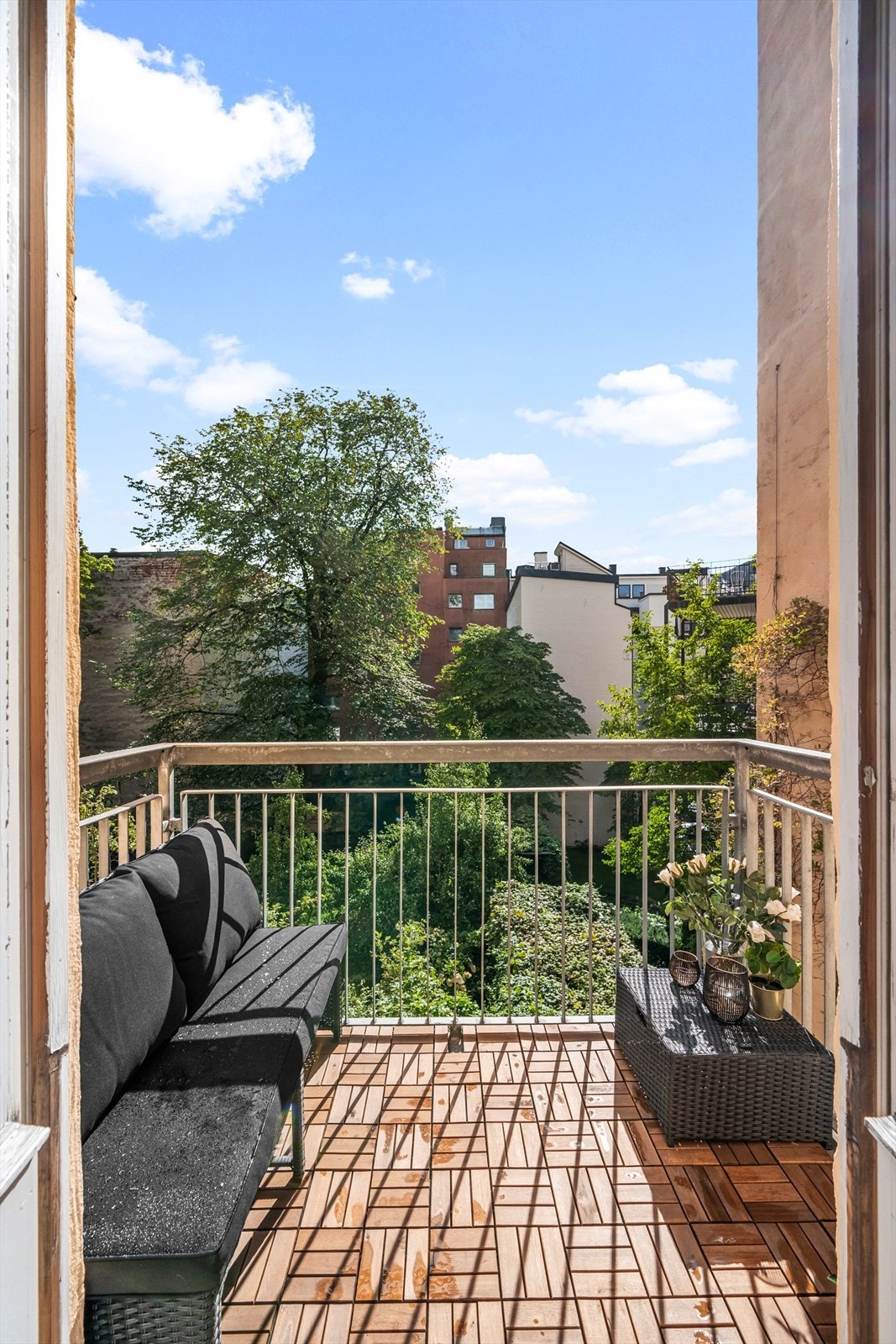 Sydvendt balkong på 2,4 m² vendt mot en frodig og rolig bakgård. Galleribilde