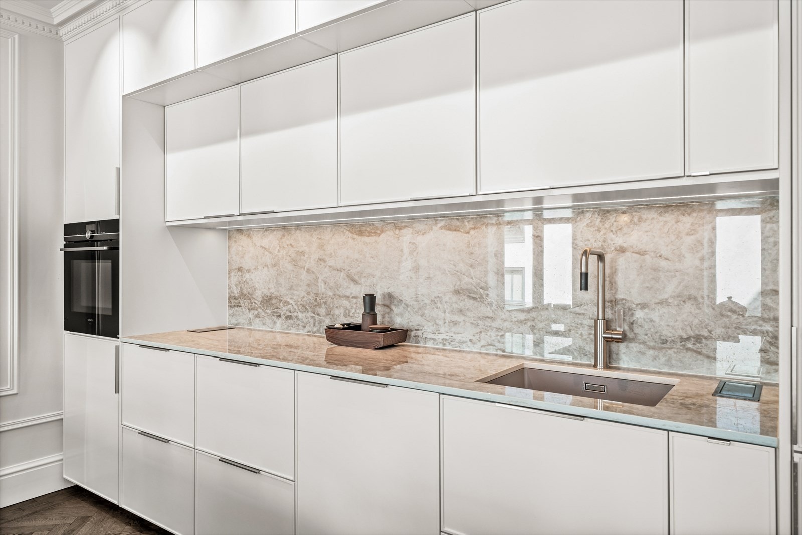 Backsplash i utførelse som benkeplaten. Svært god skap- og benkeplass. Galleribilde