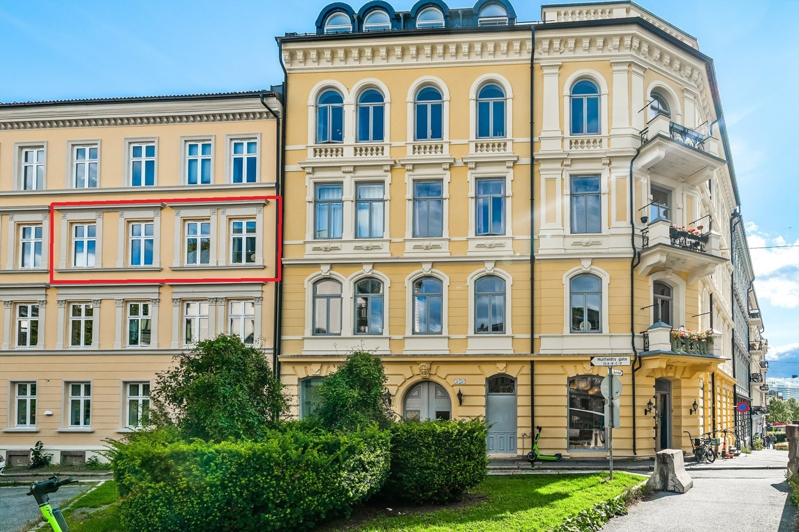 Leiligheten har en fin plassering i 3.etg og vender mot en rolig åpen plass med minimal biltrafikk. Mulighet for stå på liste for parkeringsplass utenfor bygget. Galleribilde