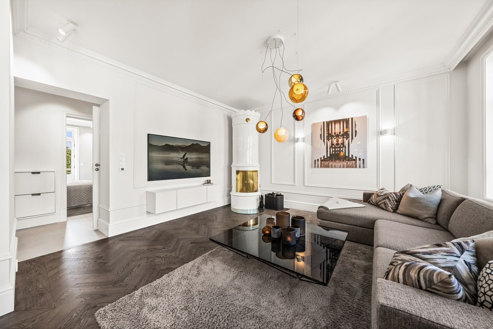 Heltre fiskebeinsgulv som er limt, slipt, oljet og lakkert på stedet. Gulvvarme i alle rom med unntak av walk-in. Galleribilde