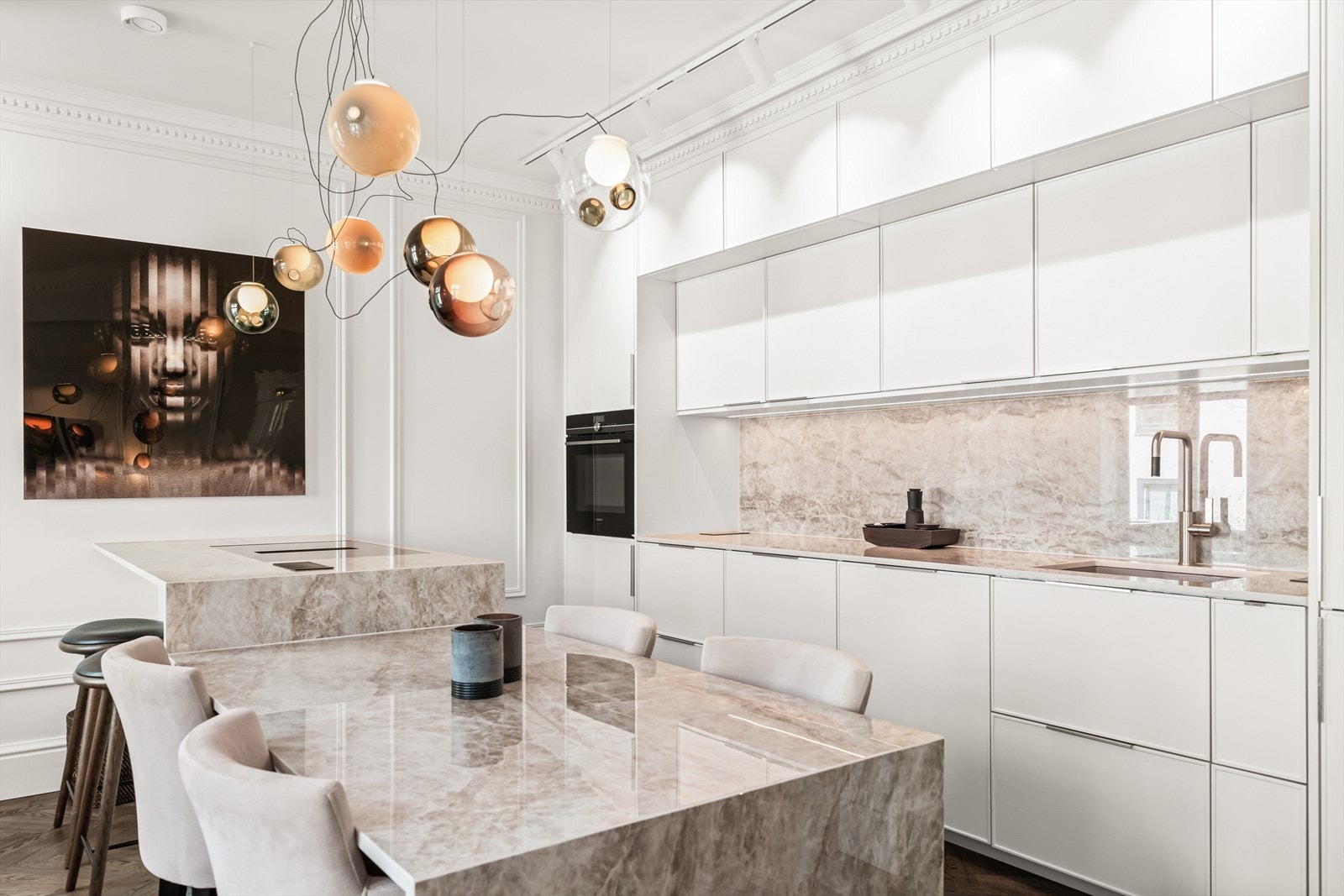 Kjøkkenøy med barløsning og plassbygget spisebord av Dekton Taga, en svært slitesterk og ultrakompakt komposittstein med porselensoverflate. Galleribilde