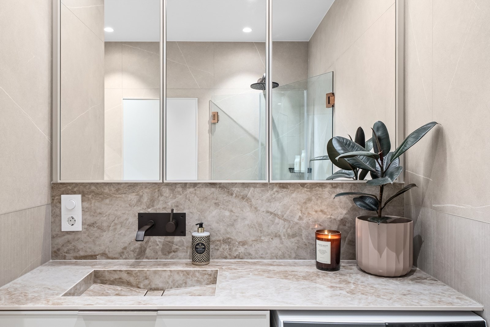 Spesialtilpasset backsplash og benkeplate med integrert vask i Dekton Taga. Galleribilde