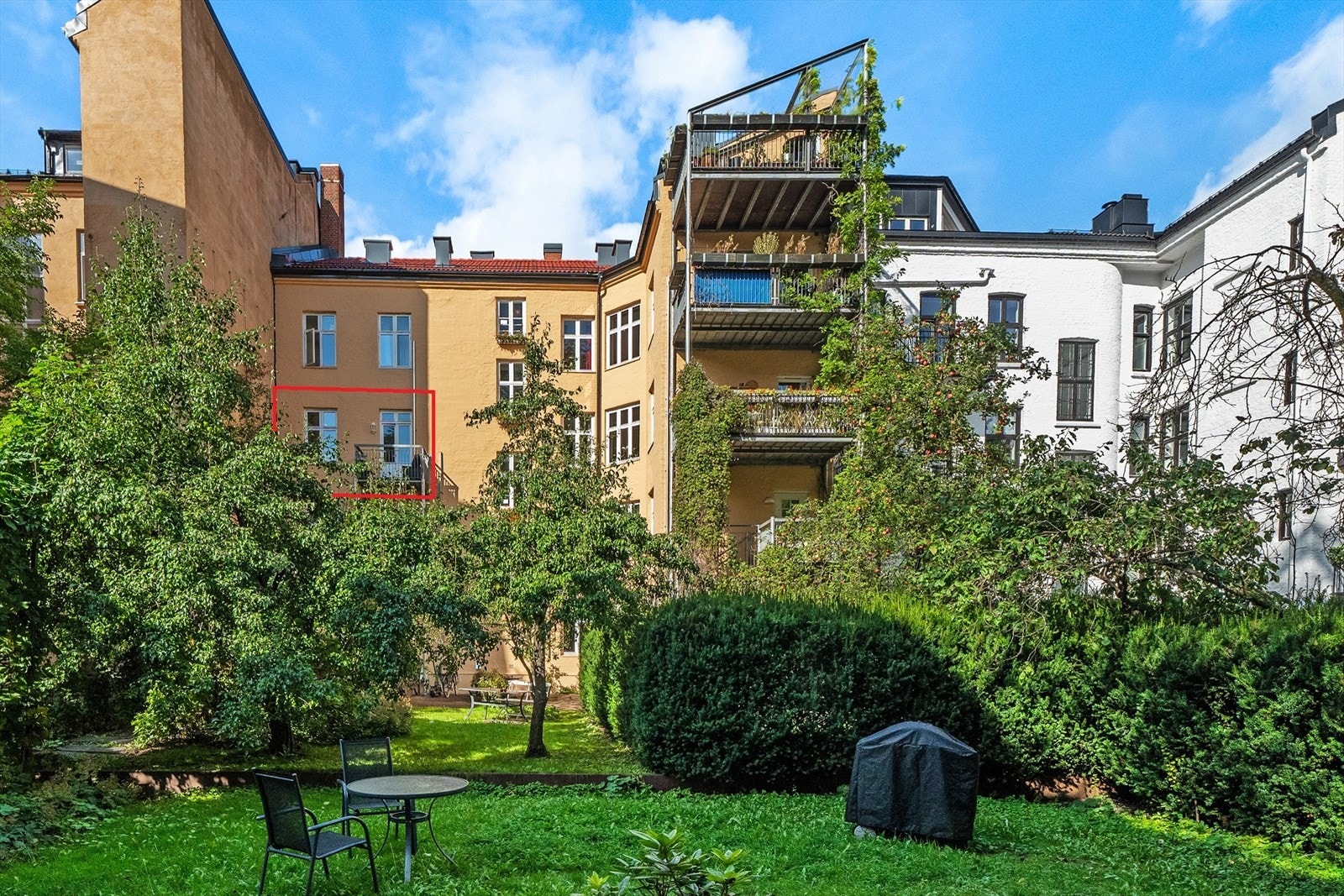 Idyllisk bakgård med gode solforhold. Galleribilde