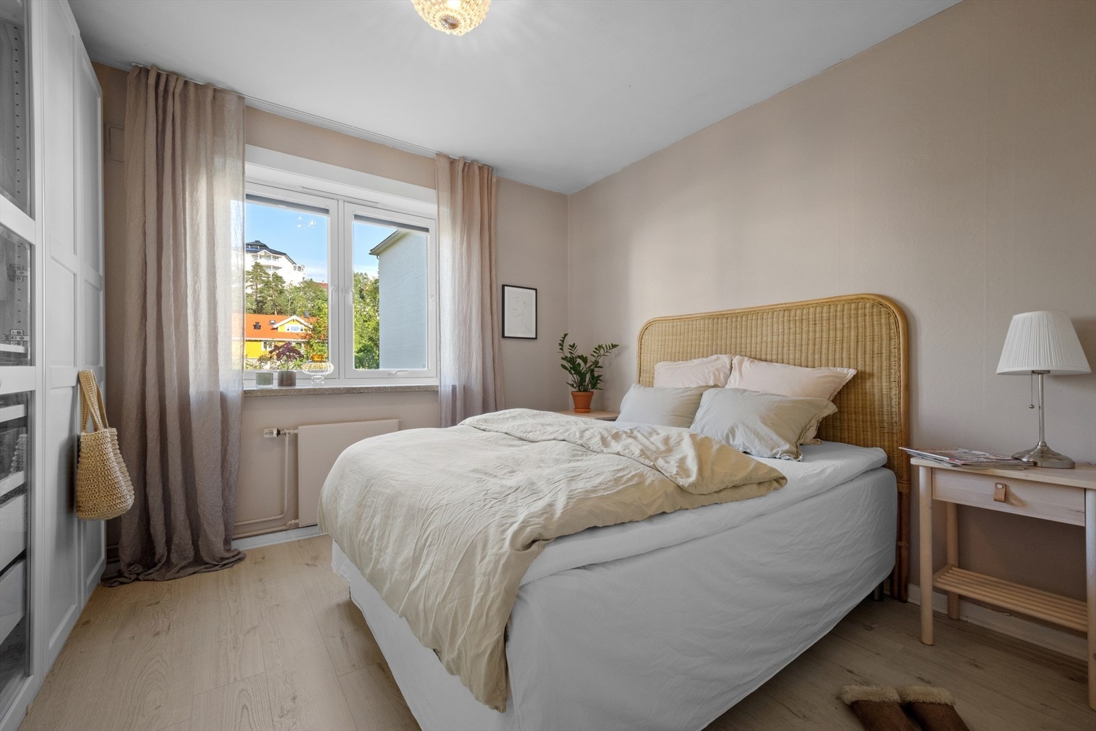 Leilighetens soverom er lyst og romslig med god plass til dobbeltseng med tilhørende nattbord. Galleribilde