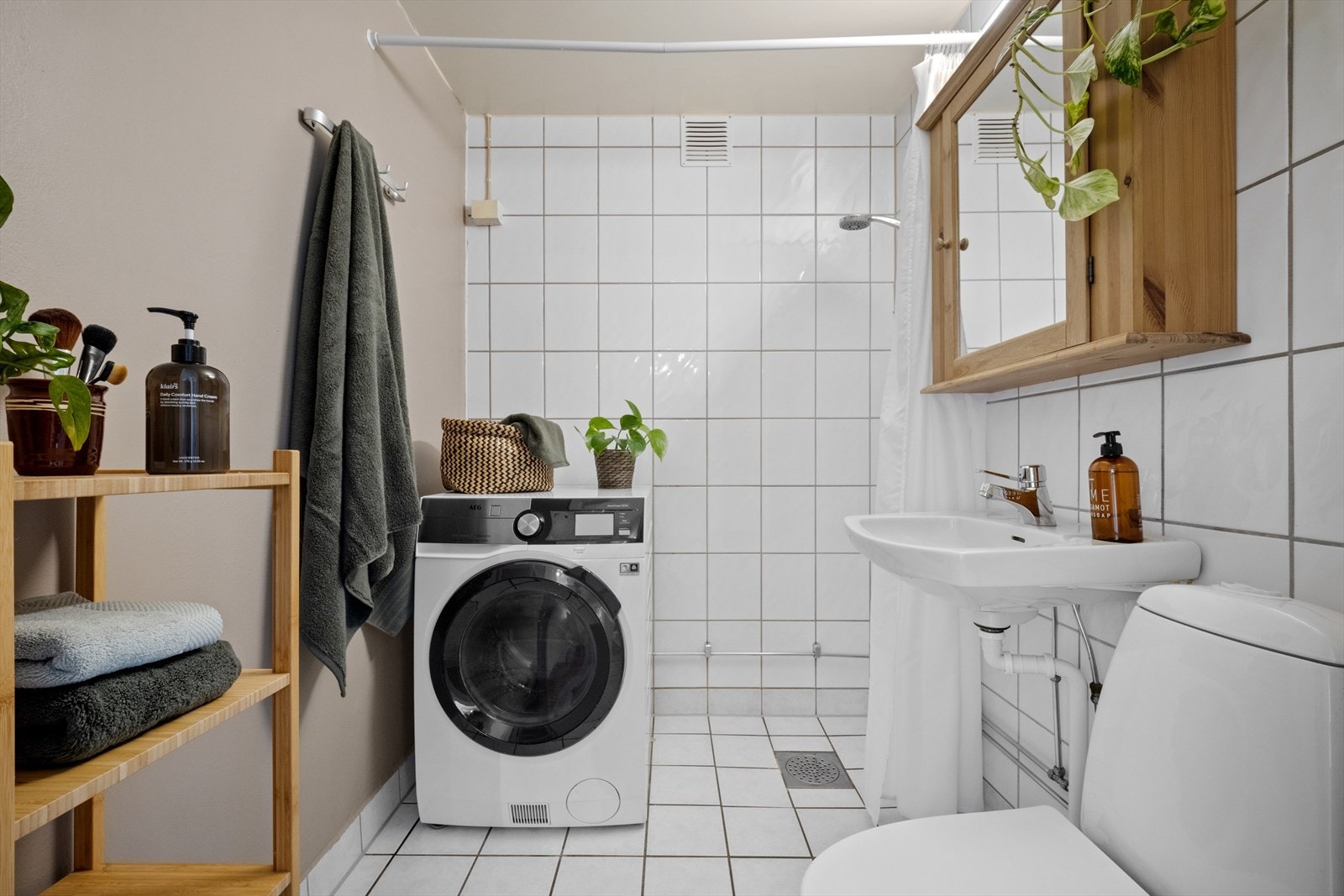 Delvis flislagt bad med behagelig gulvvarme. Det er opplegg for vaskemaskin samt plass til tørketrommel. Galleribilde