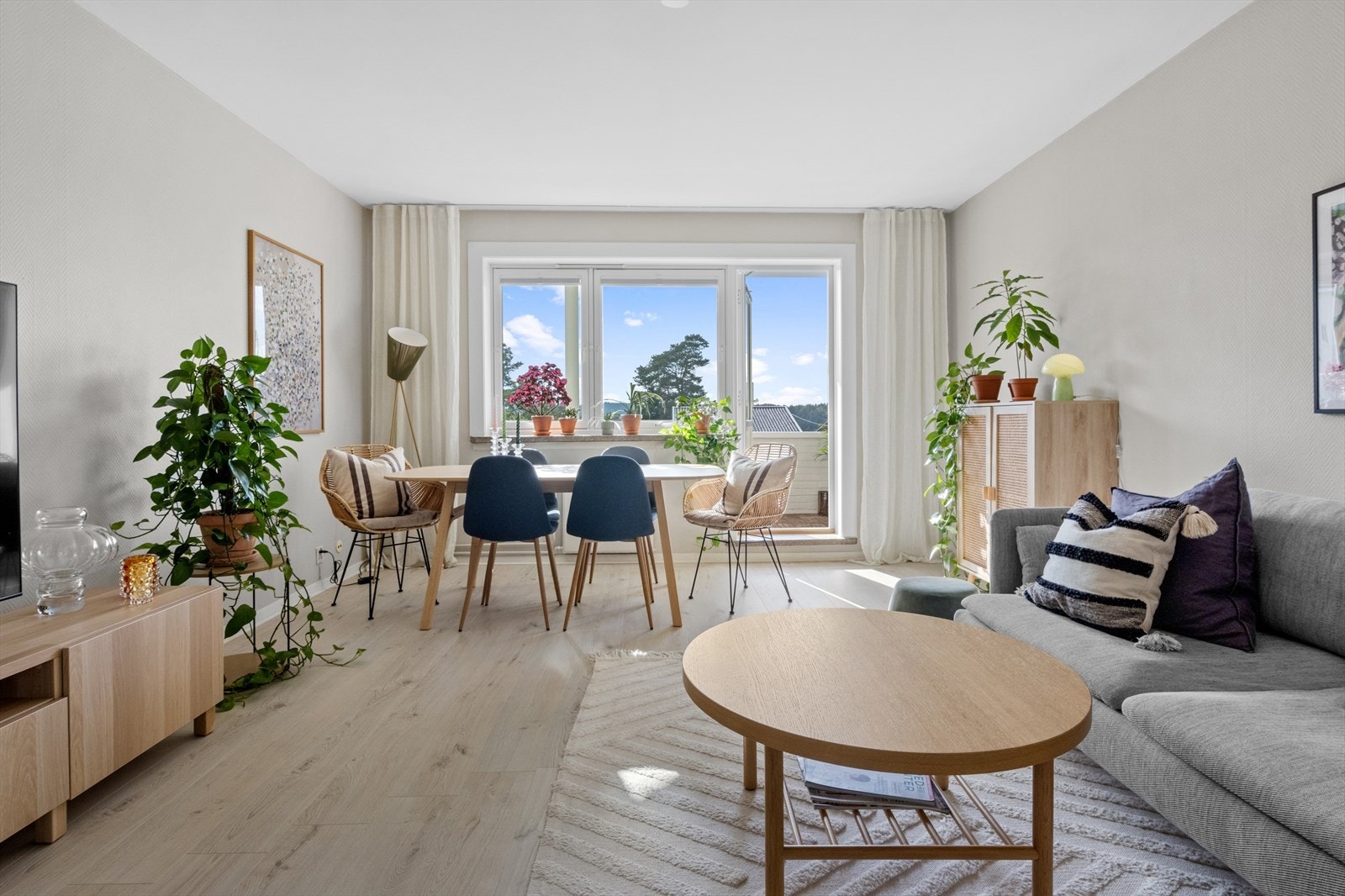 Den flotte stuen lar seg enkelt dele inn i to soner og oppleves som boligens sosiale samlingspunkt. Tilpasset solskjerming på alle vinduer medfølger salget. Galleribilde