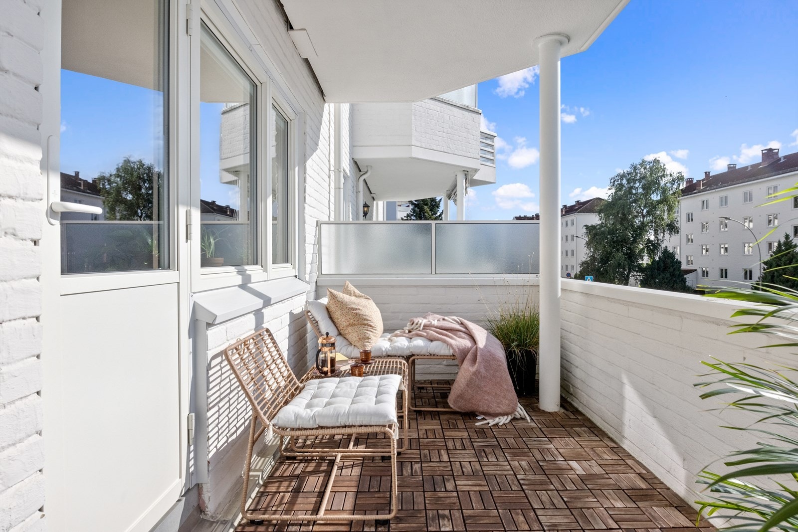 Fra stuen er det utgang til en solrik vestvent balkong på 8 m². Galleribilde