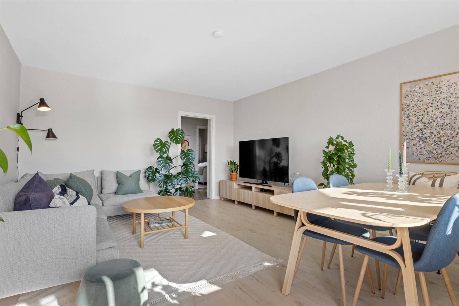 Rommet er innbydende med malte overflater fra 2021. Takhøyde ca. 2.51 m målt i stue. Galleribilde