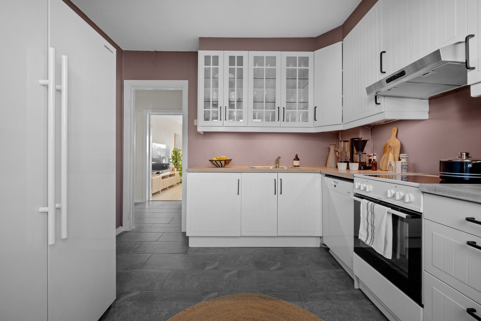 Kjøl- og fryseskap, stekeovn, keramisk platetopp og oppvaskmaskin medfølger salget. Galleribilde