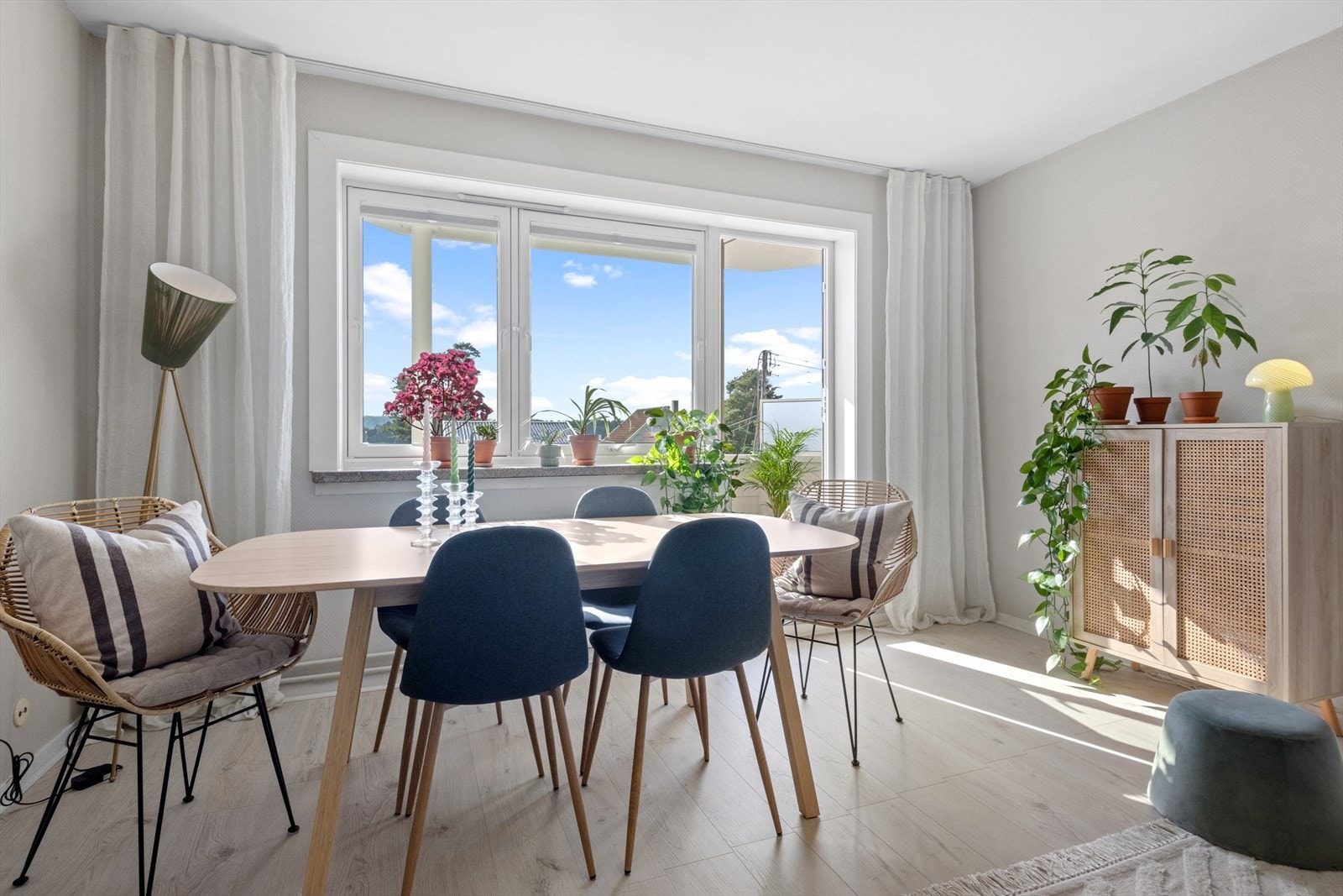 Plass til både sofagruppe og spisebord, og her kan man invitere familie/venner på hyggelige sammenkomster. Galleribilde