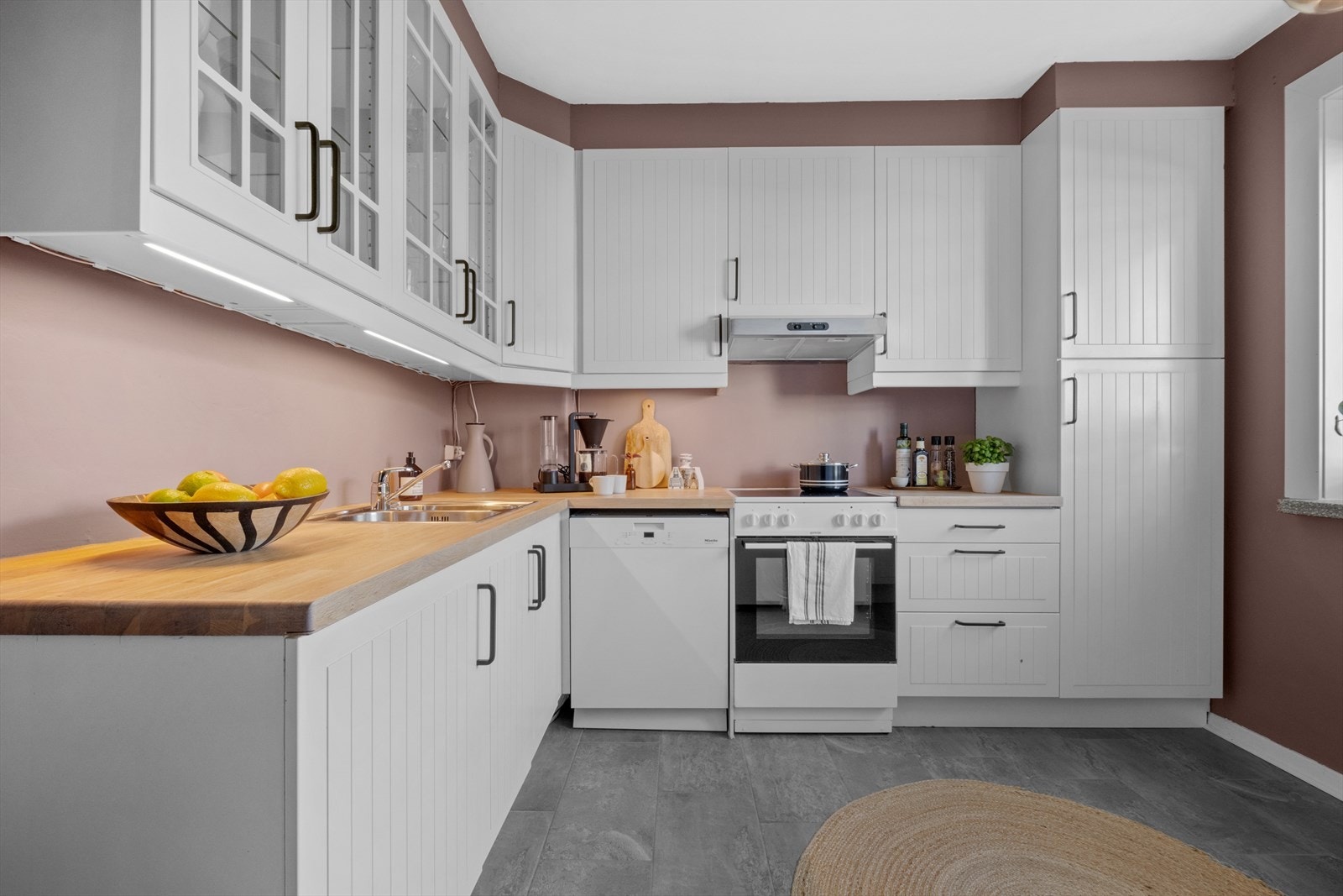 Kjøkkeninnredningen er fra 2009 med hvite fronter, heltre benkeplate med nedfelt kum i rustfritt stål og ventilator med kullfilter. Galleribilde