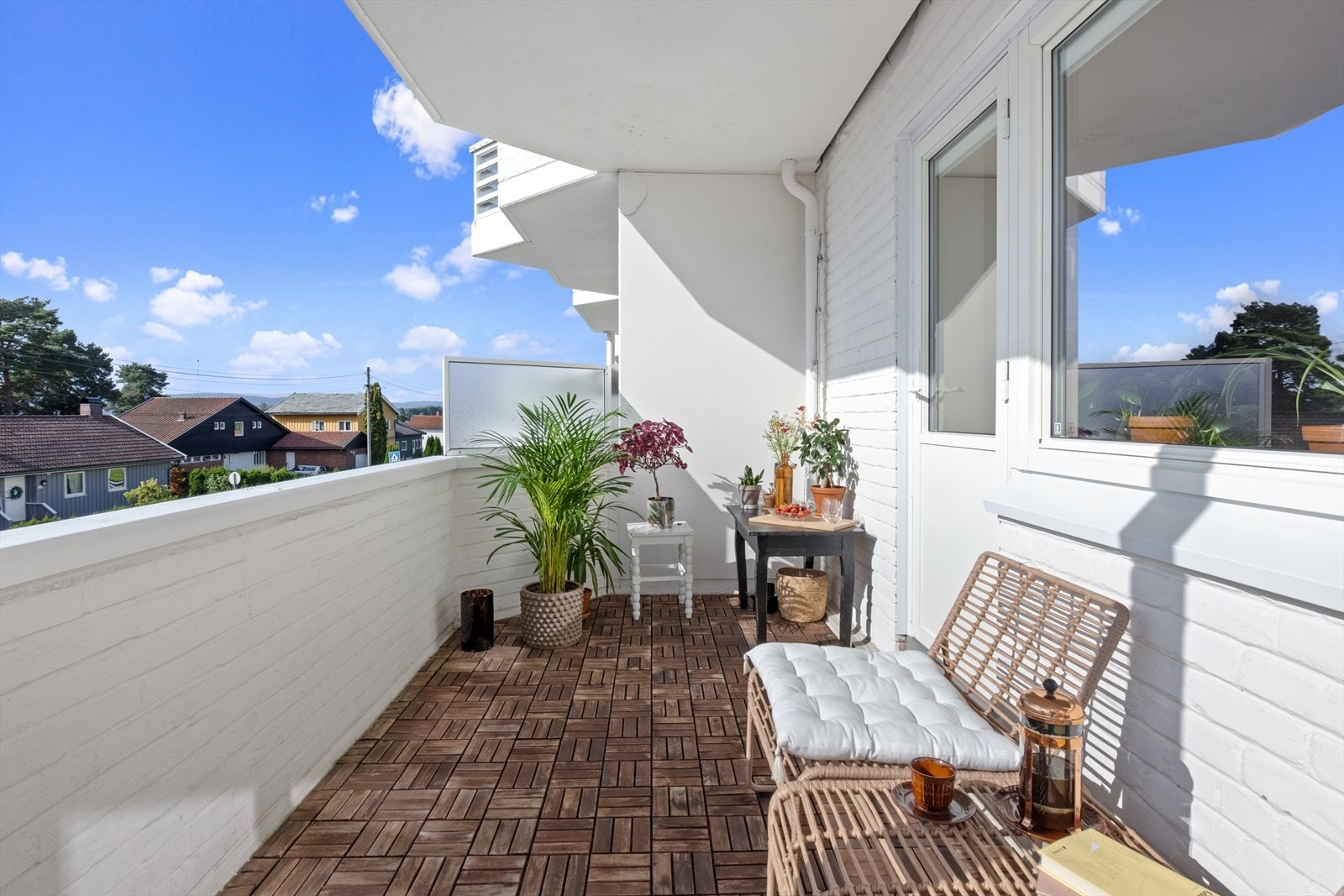 Balkongen oppleves som et ekstra bruksrom på varme og solfylte sommerdager. Vinduer og balkongdør er montert nye i 2019, i regi av borettslaget. Galleribilde