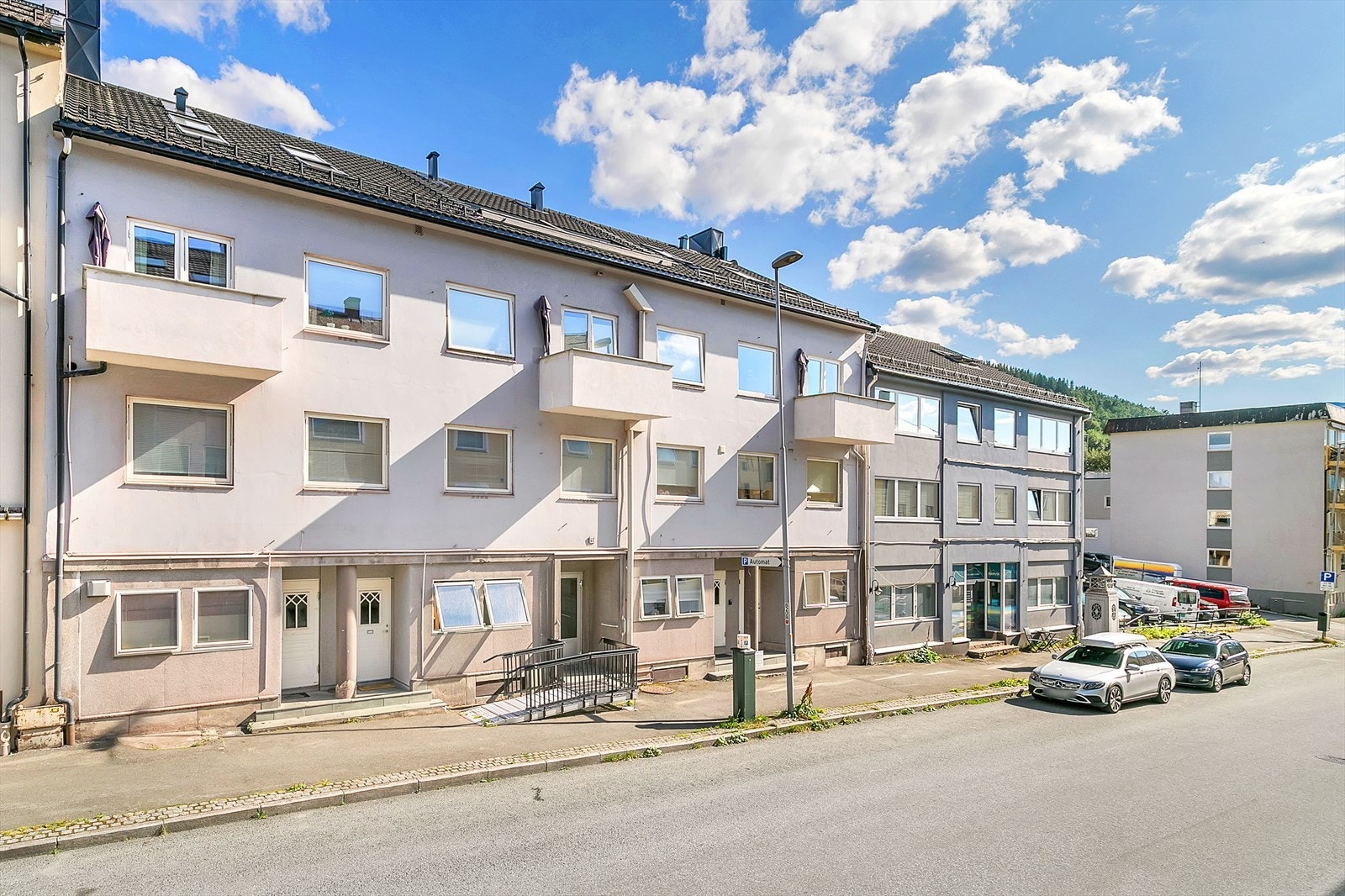 Det er lave månedlige fellesutgifter. I kjeller har man også en praktisk bod med god plass for diverse utstyr. Galleribilde