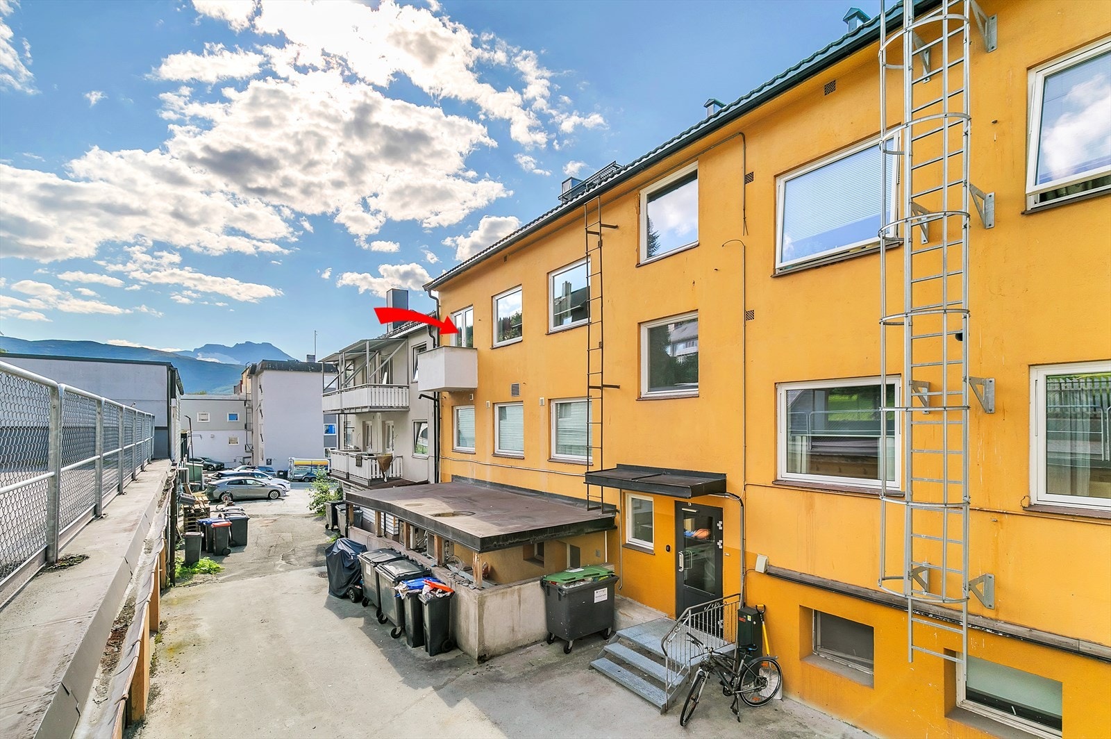 Sameiet har en felles garasje i bakgården hvor beboerne kan oppbevare sykler, spark, utstyr etc. Galleribilde