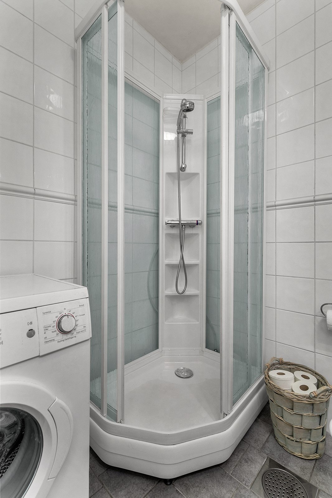 Badet er utstyrt med praktisk dusjkabinett. Galleribilde