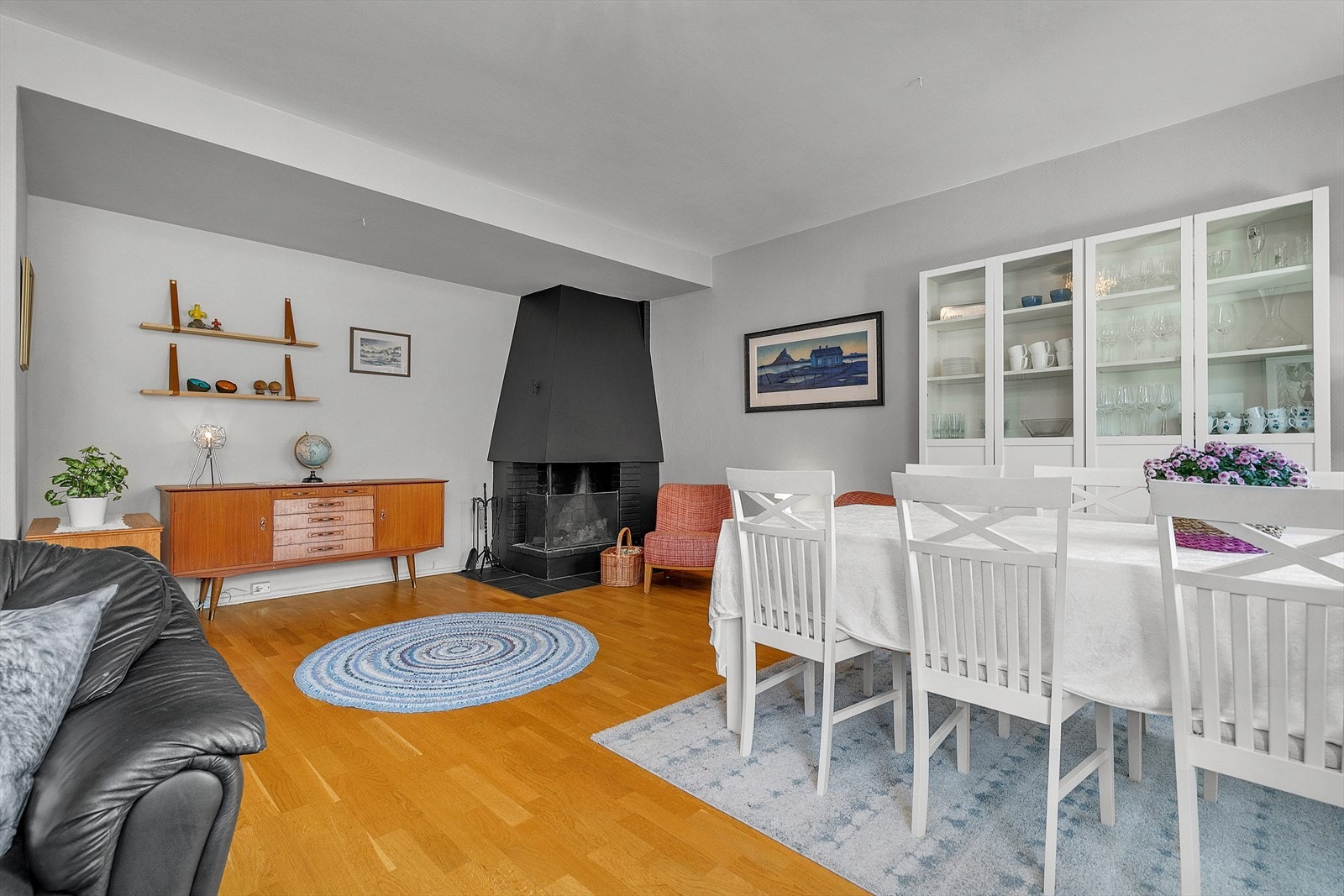 Stue gir god plass for møblering av diverse møblement. Galleribilde