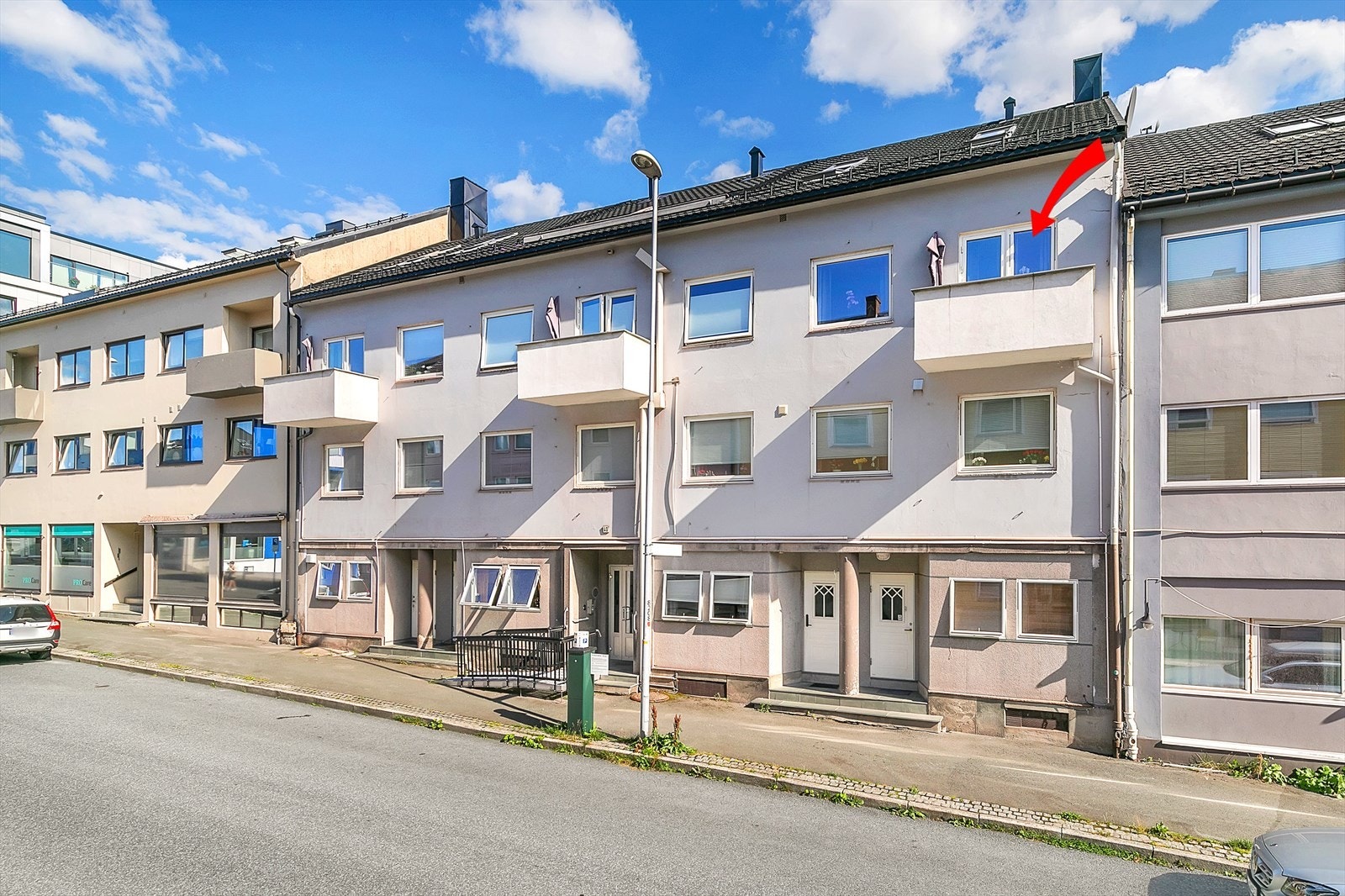 Leiligheten ligger i 3.etasje sentralt midt i sentrum. Galleribilde