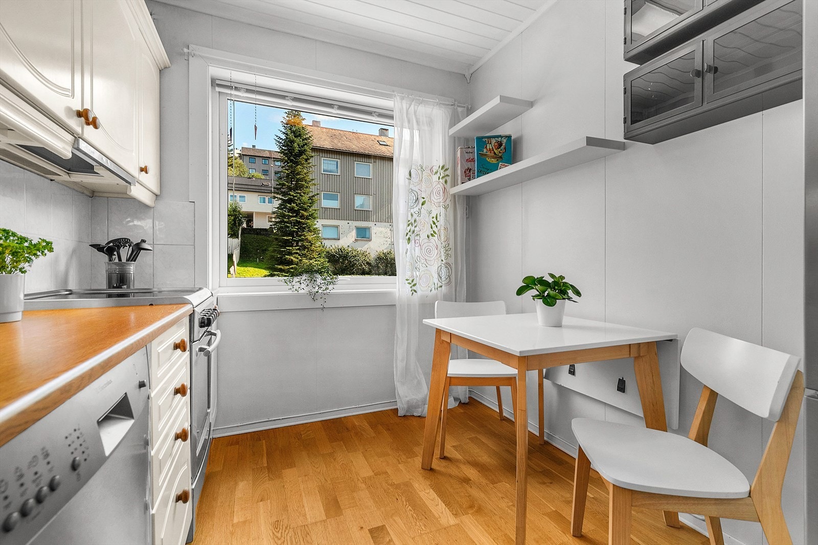Kjøkkenet gir god plass for et praktisk kjøkkenbord. Galleribilde
