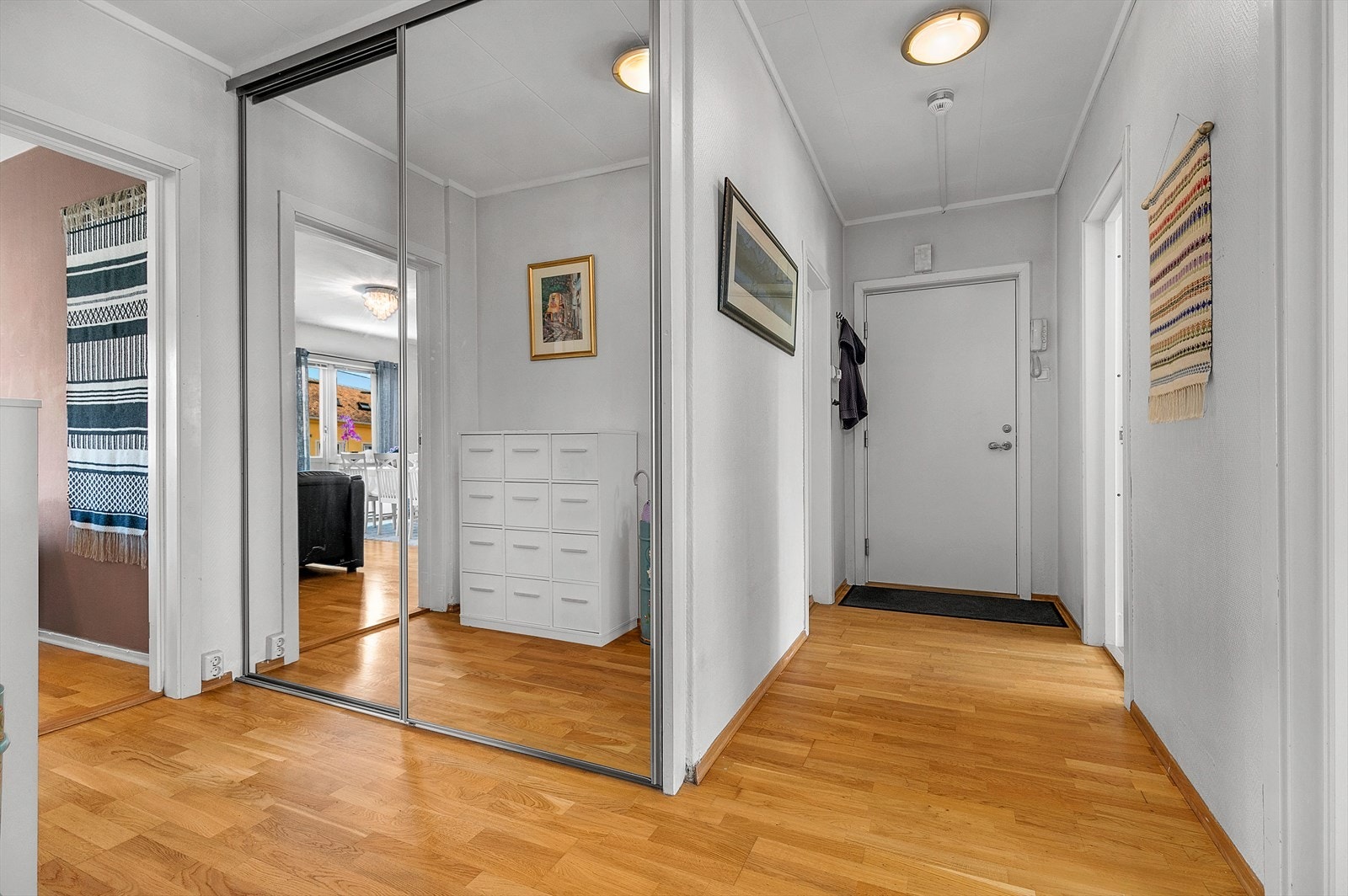 Velkommen inn! Forbi inngangsdøren venter en romslig gang med skyvedørsgarderobe. Galleribilde