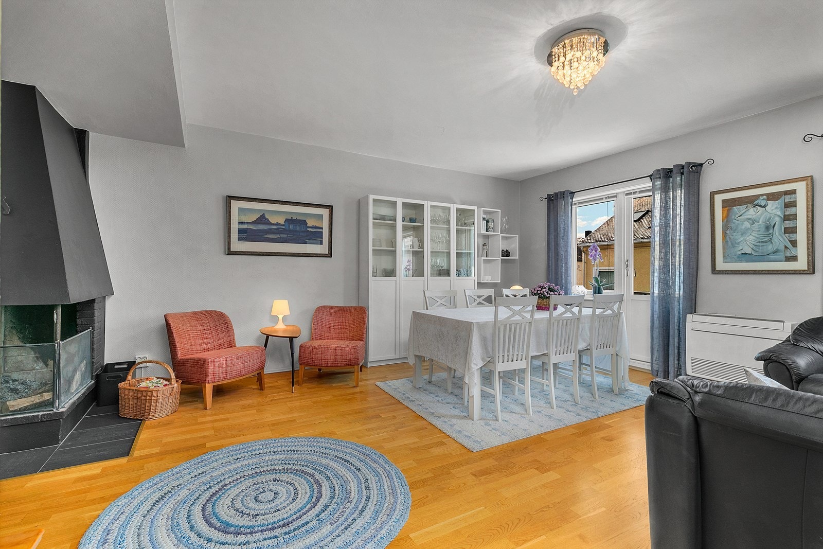 God plass for møblering av både spisebord og sofa. Galleribilde
