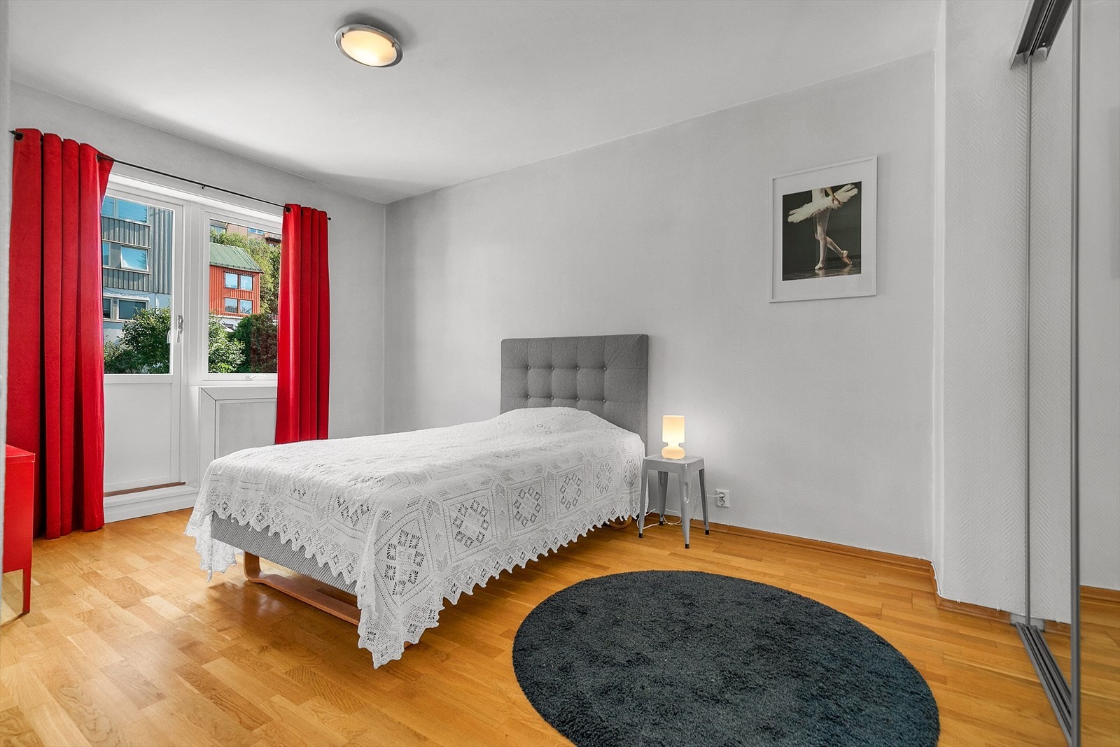 2 romslige soverom. Fra dette soverommet er det utgang til balkongen som vender mot bakgården. Galleribilde