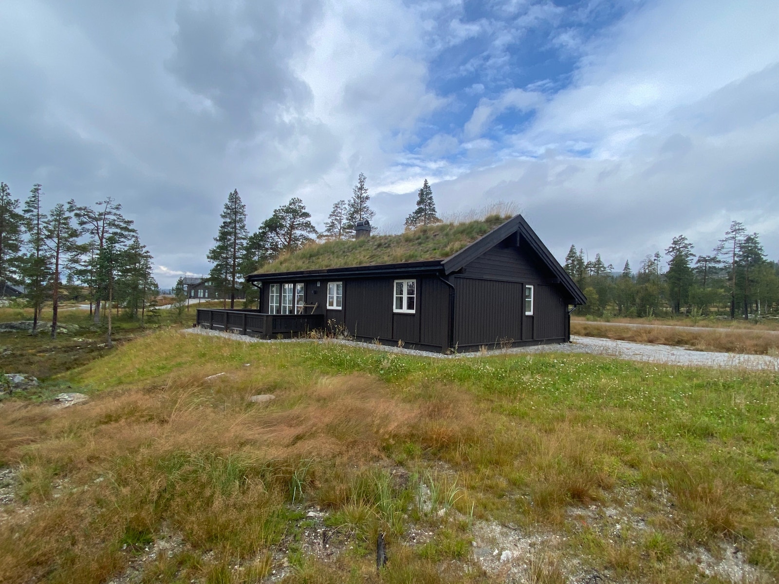 Fjellhytta Småroi. Større vinduer og Vinduer i gavl er tilvalg Galleribilde