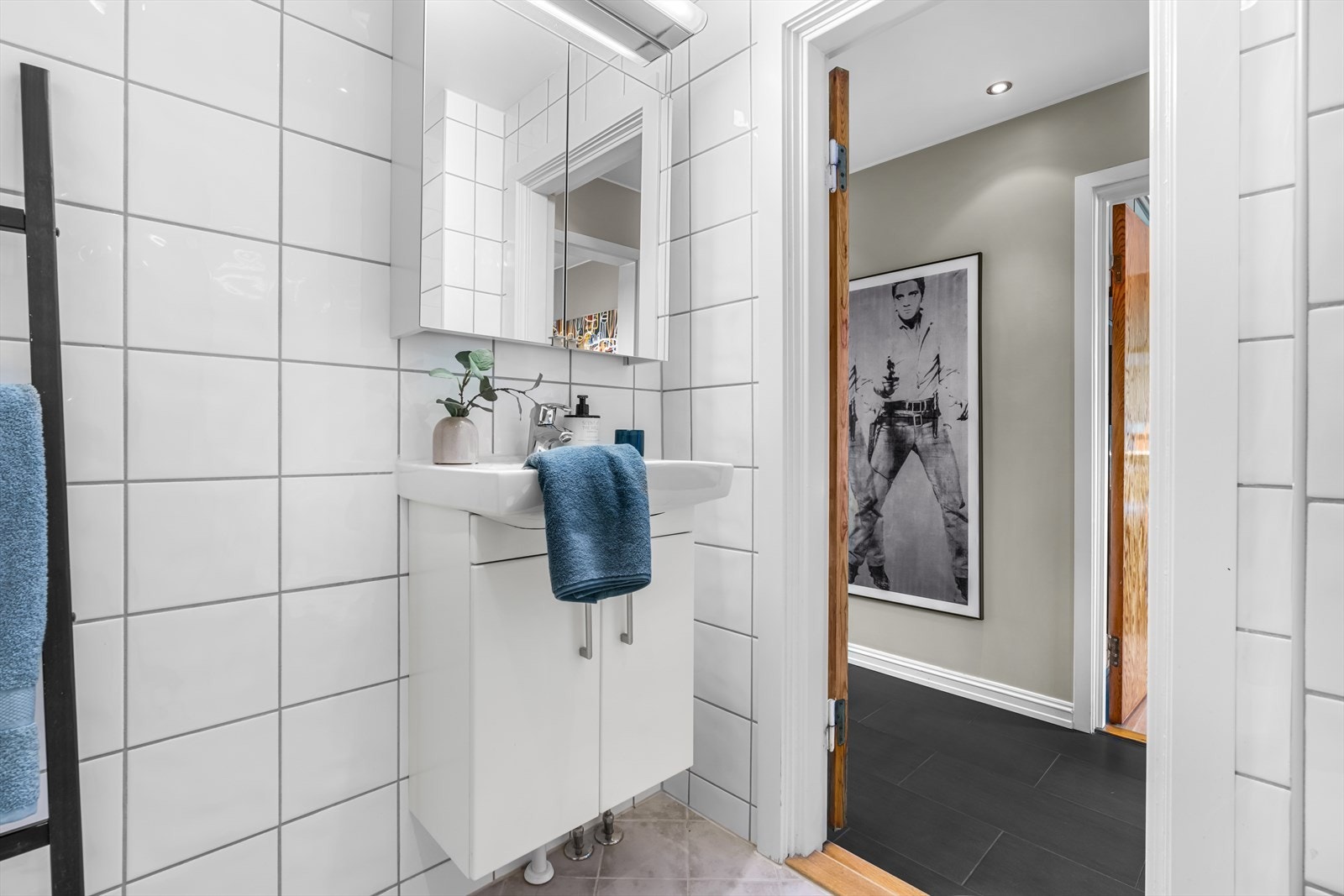 Videre har badet servant med innredning, toalett og dusj. Det er varmekabler i gulv. Galleribilde