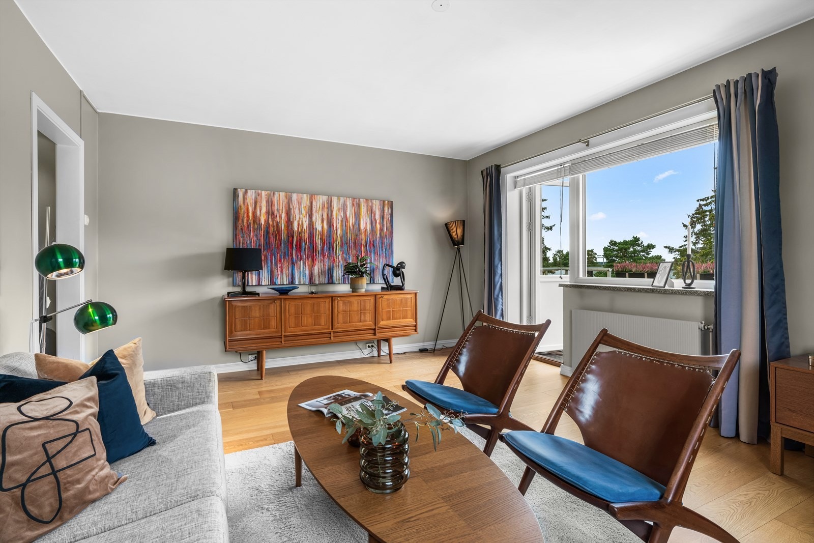 Rommet har store vindusarealer og godt med lysinnslipp, noe som gir rommet godt med naturlig lys og skaper en hyggelig atmosfære. Galleribilde