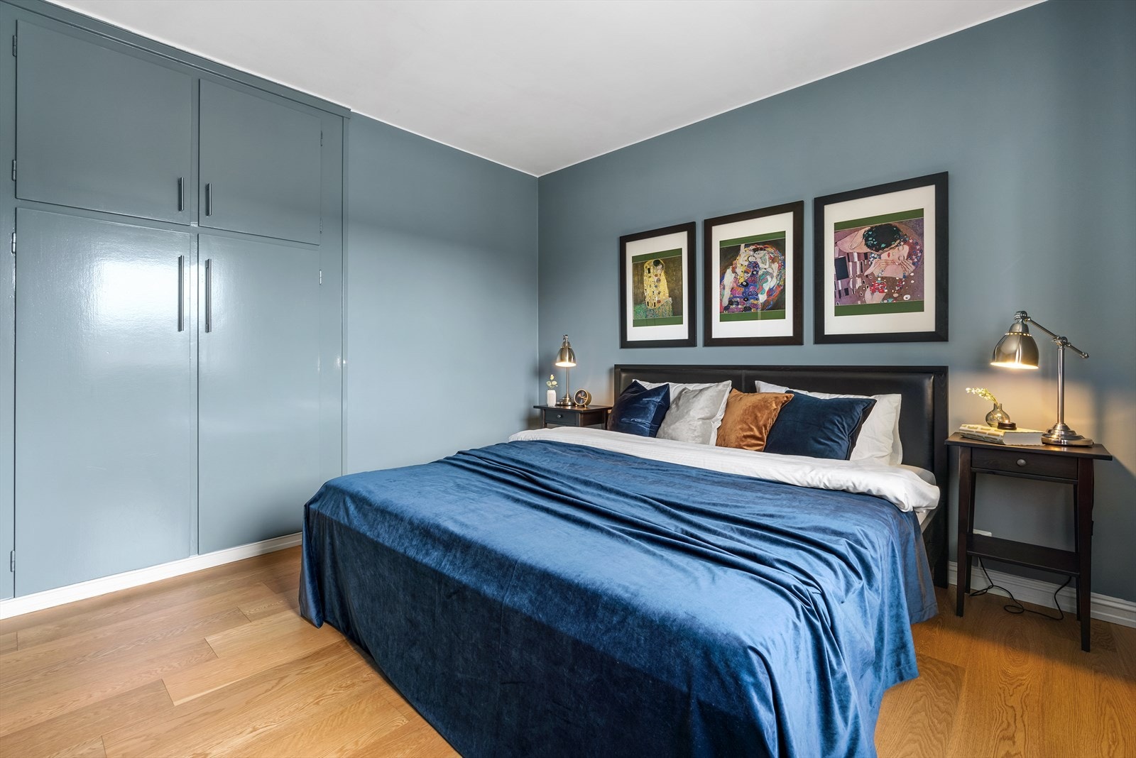 Rommet har garderobeløsning med god plass til oppbevaring. Galleribilde