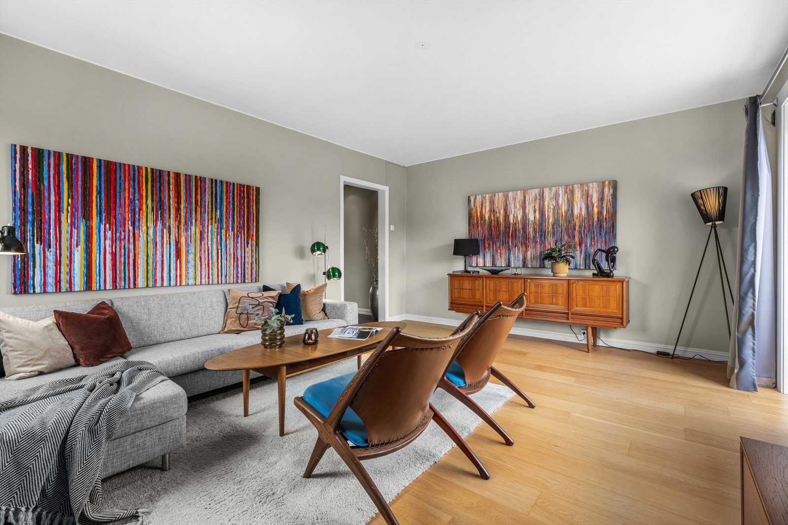 Stuen har god møbleringsfrihet, med rom for både sofagruppe og annet. Galleribilde